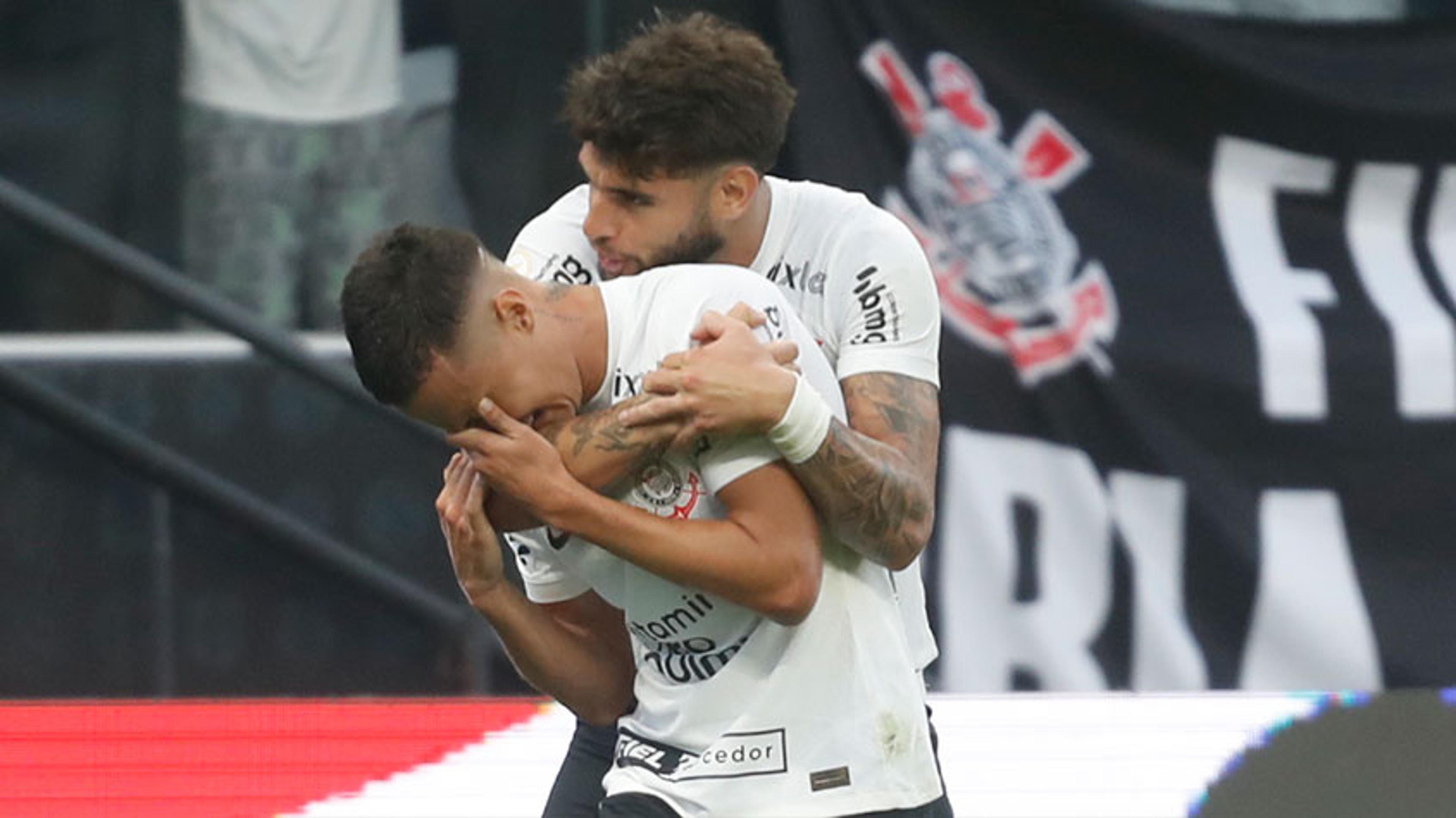 Corinthians acorda no segundo tempo, vence o Cruzeiro e quebra tabu de estreias em casa pelo Brasileirão