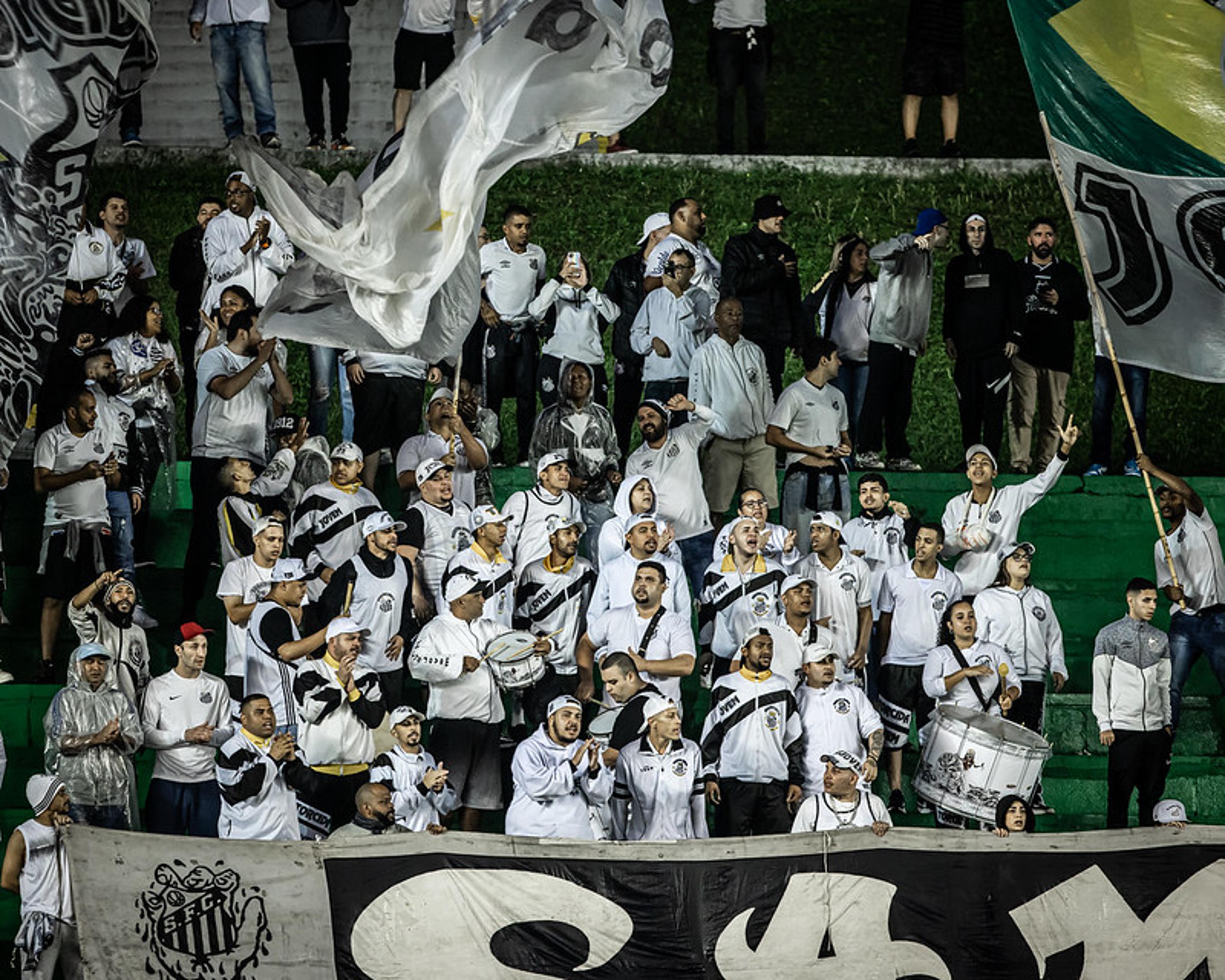 VÍDEO: Torcida do Santos invade setor gremista e gera briga em Caxias