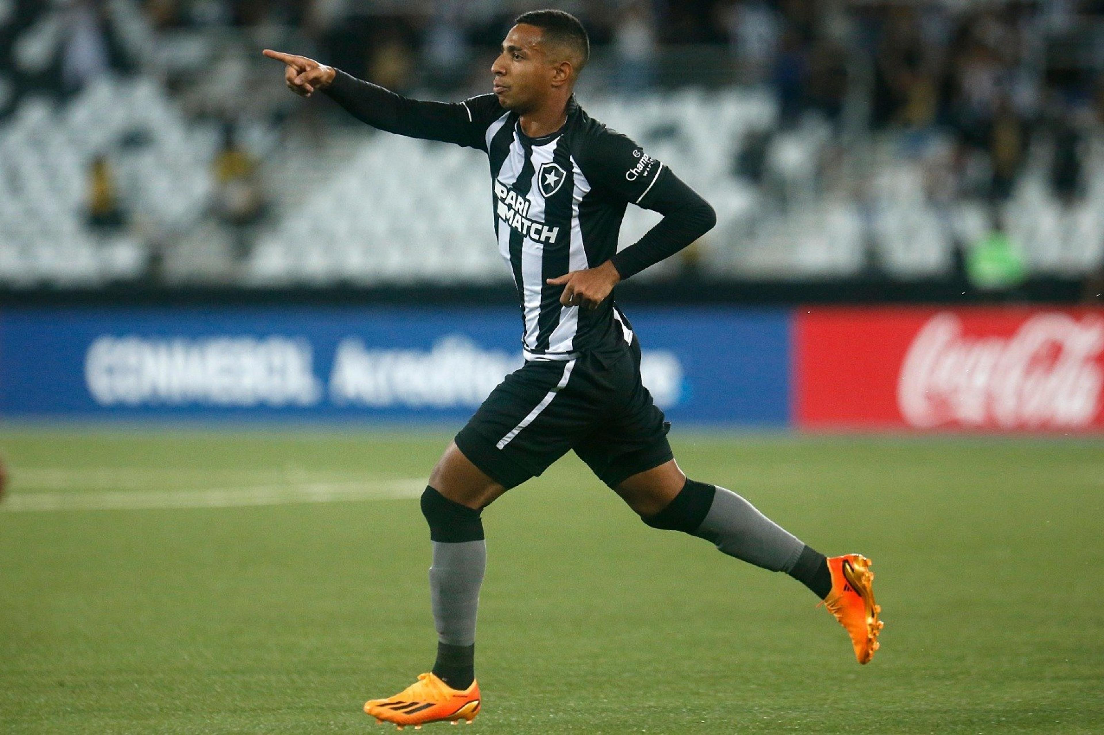 Destaque do Botafogo contra Coritiba, Victor Sá elogia o ‘tapetinho’ do Nilton Santos: ‘Faz diferença’