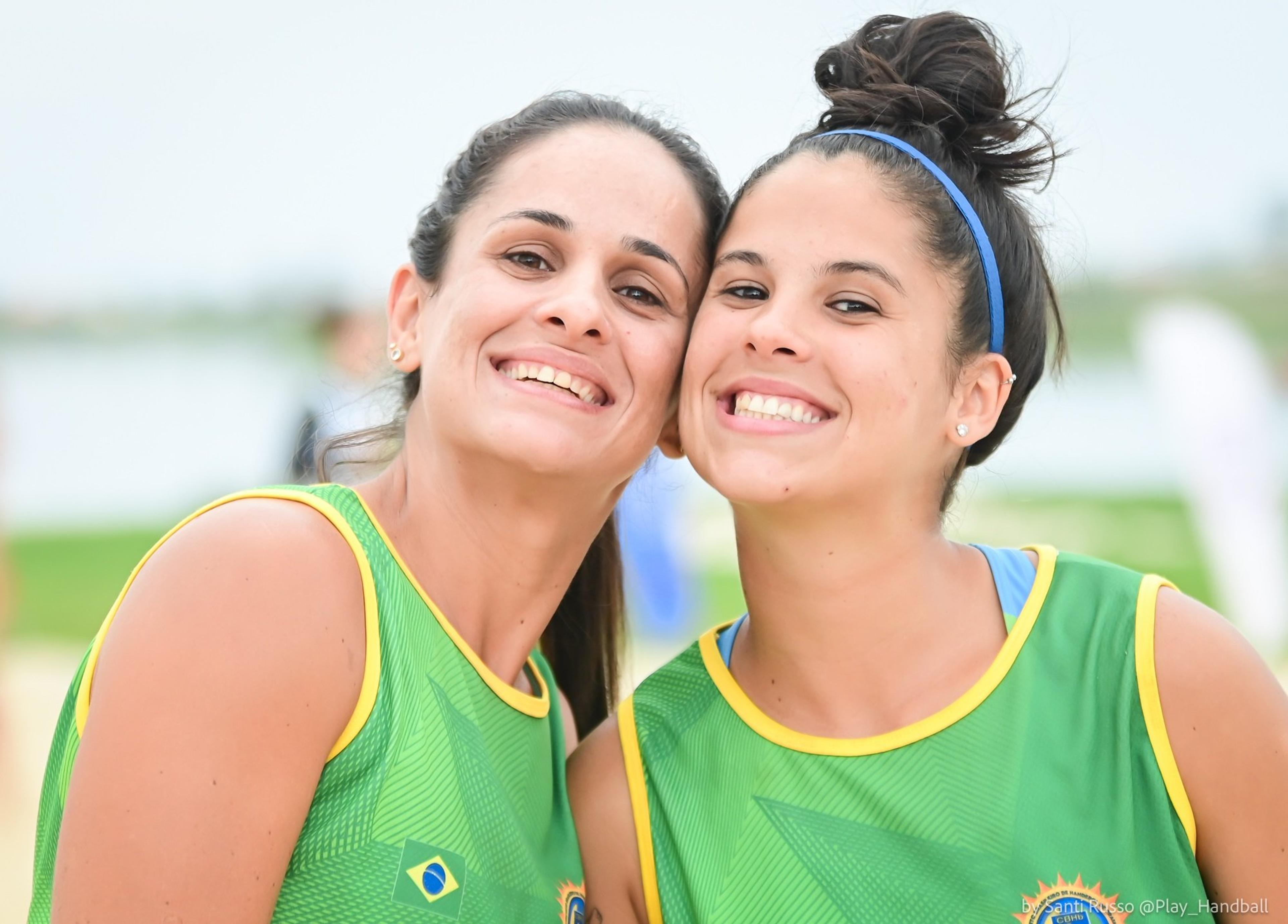 Mãe e filha buscam título em competição inédita para o Brasil no handebol de praia