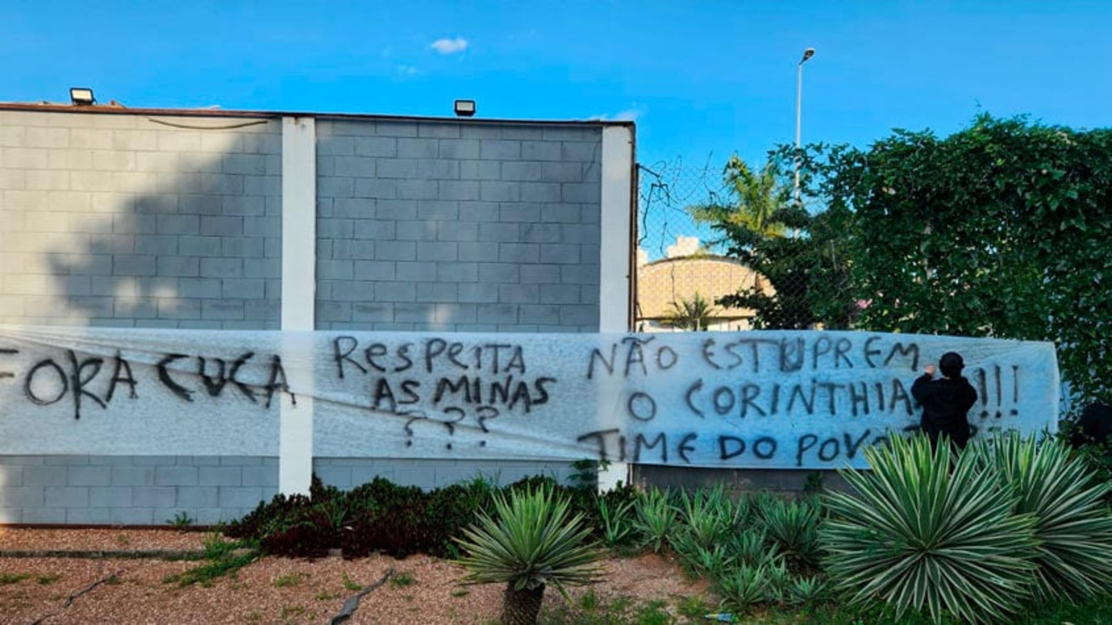 Torcedores do Corinthians protestam contra Cuca na porta do CT