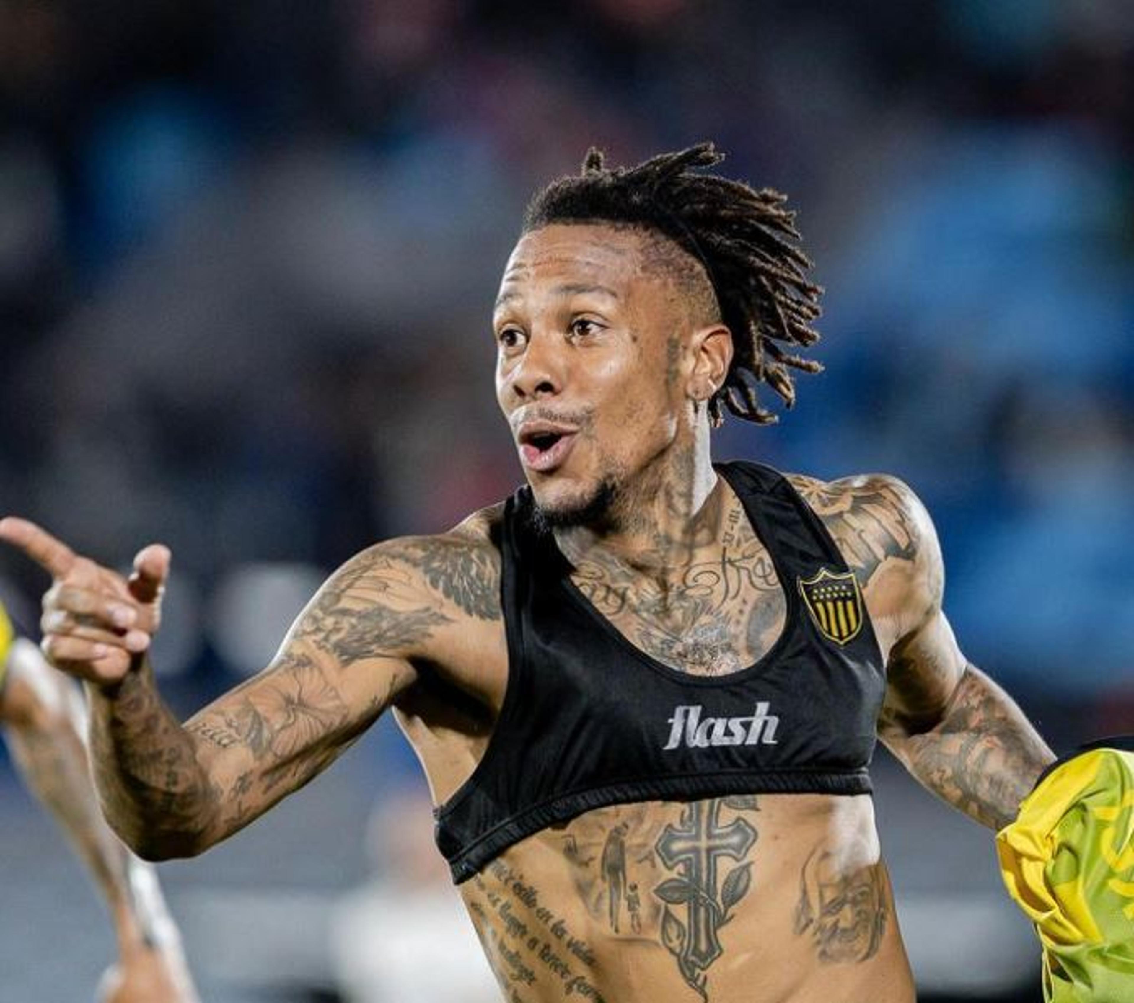 Ex-Inter, Abel Hernández marca gol épico pelo Peñarol; assista