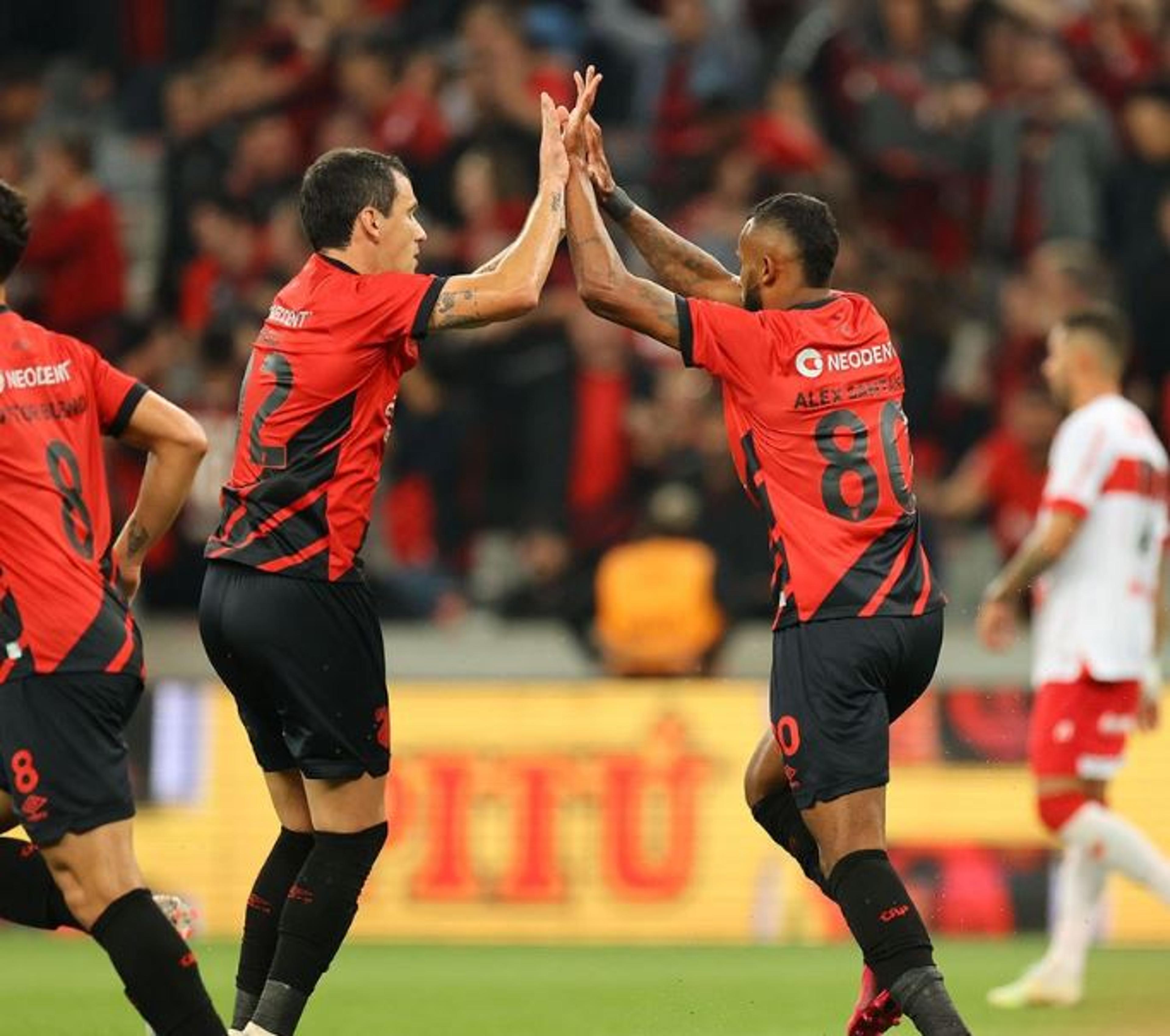 Nos pênaltis, Athletico elimina o CRB e avança na Copa do Brasil