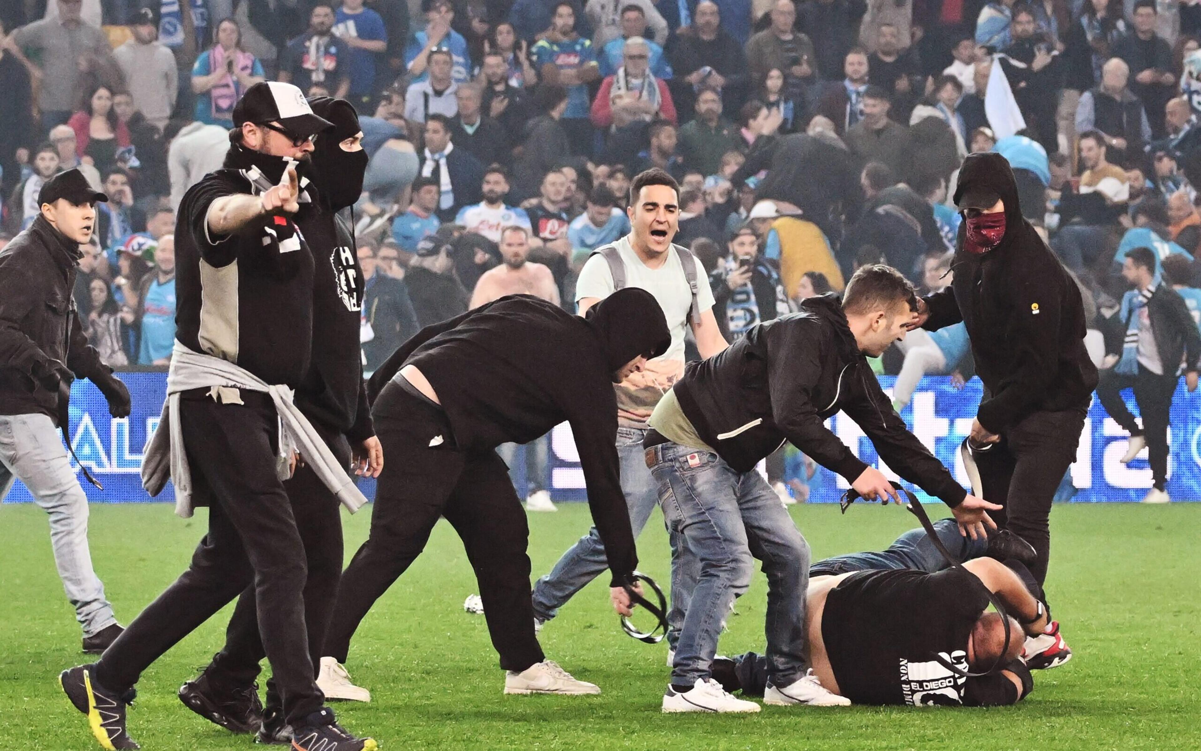 Ultras da Udinese invadem gramado durante festa do título do Napoli; oito ficam feridos