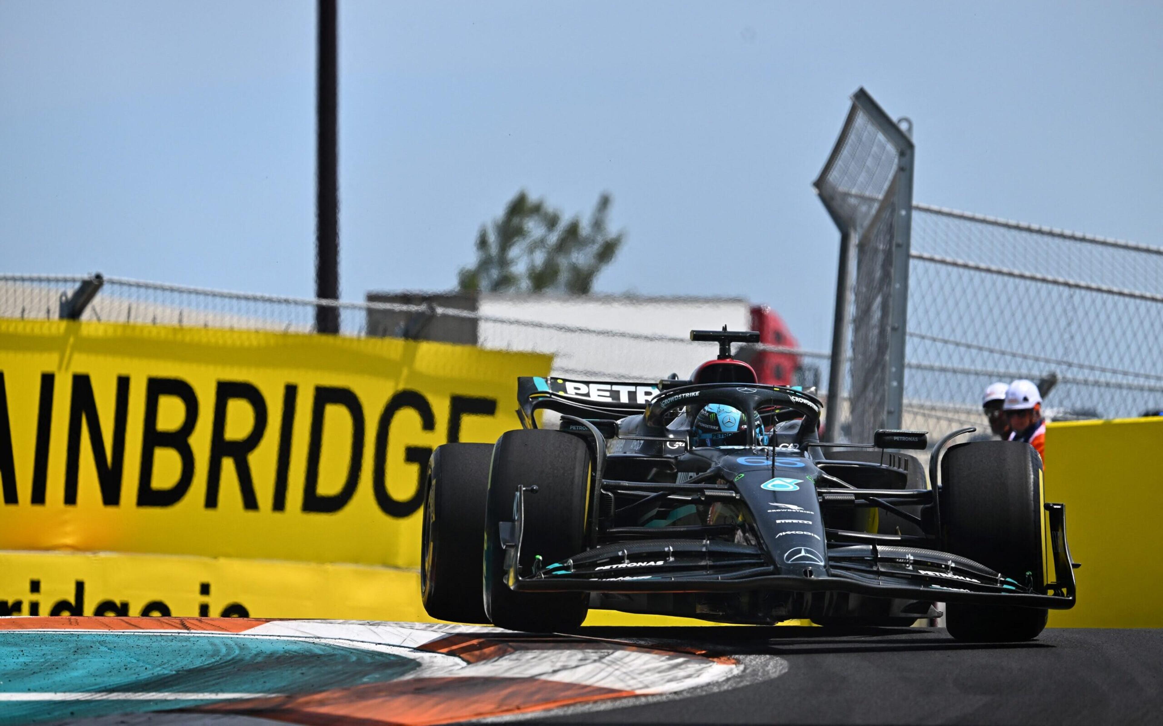 George Russell e Lewis Hamilton brilham no fim, Mercedes surpreende e lidera TL1 em Miami