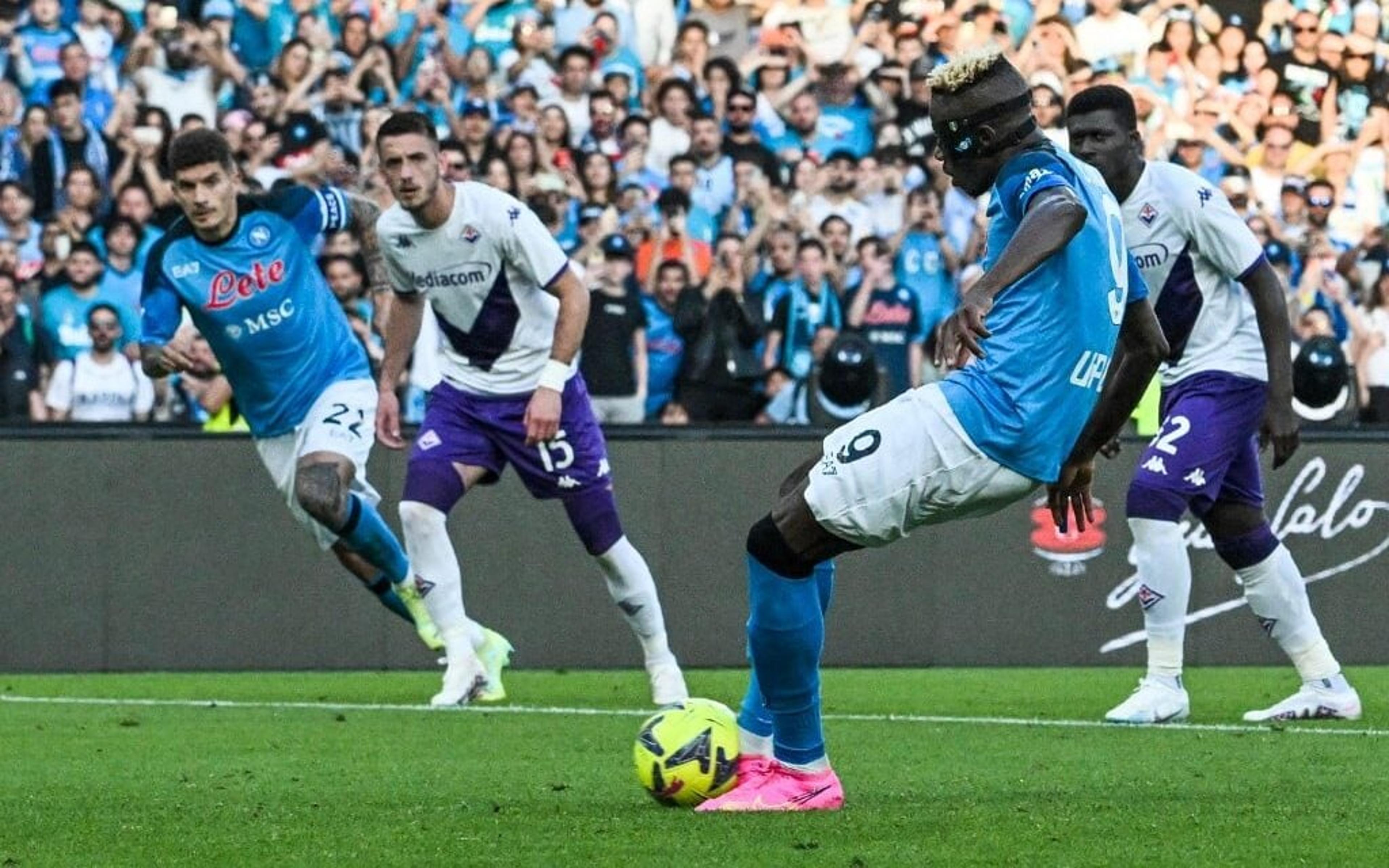 Osimhen marca de pênalti, e Napoli vence Fiorentina em jogo de comemoração do título italiano