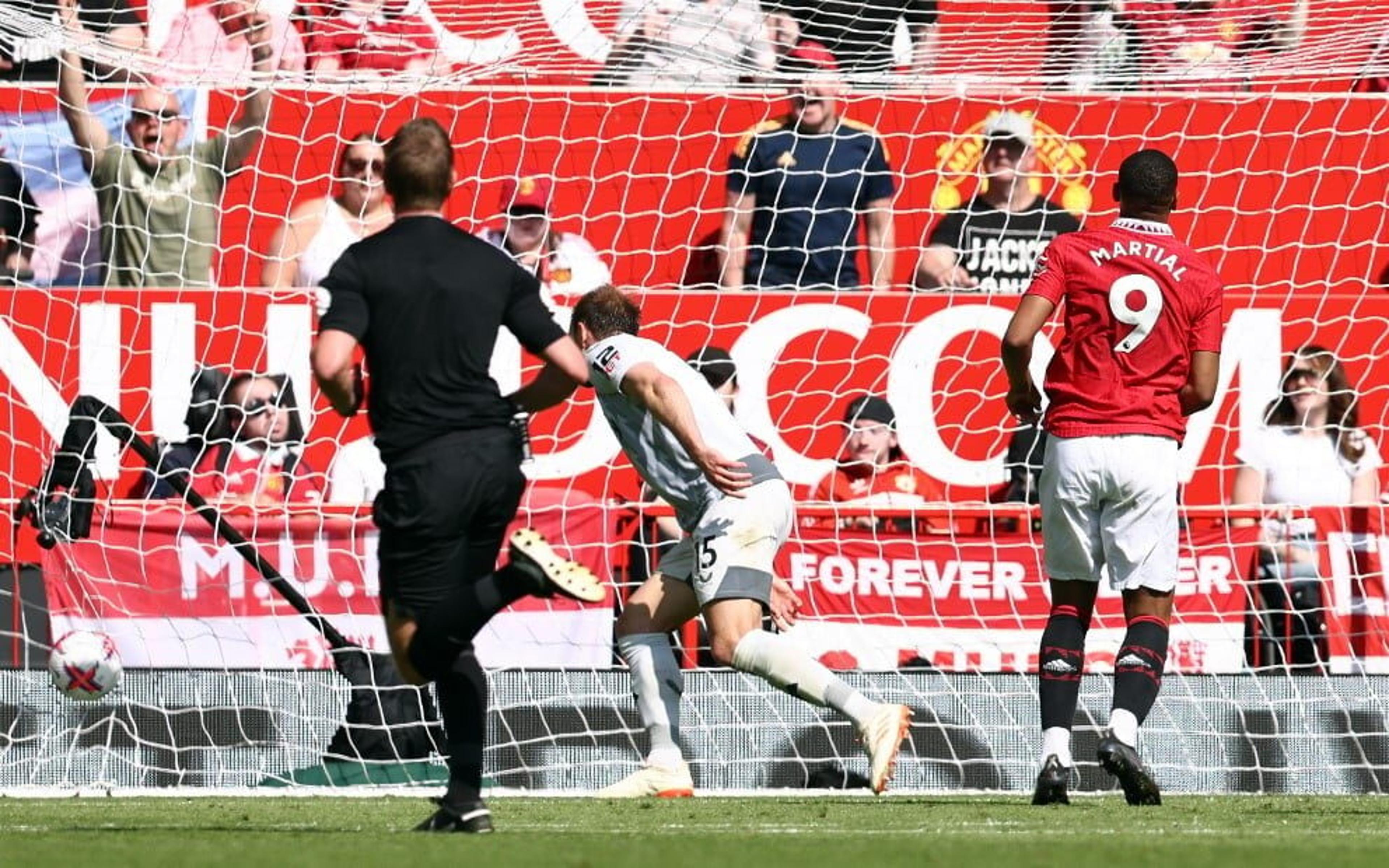 Antony dá assistência, Manchester United bate Wolverhampton pela Premier League e se aproxima de vaga na Champions