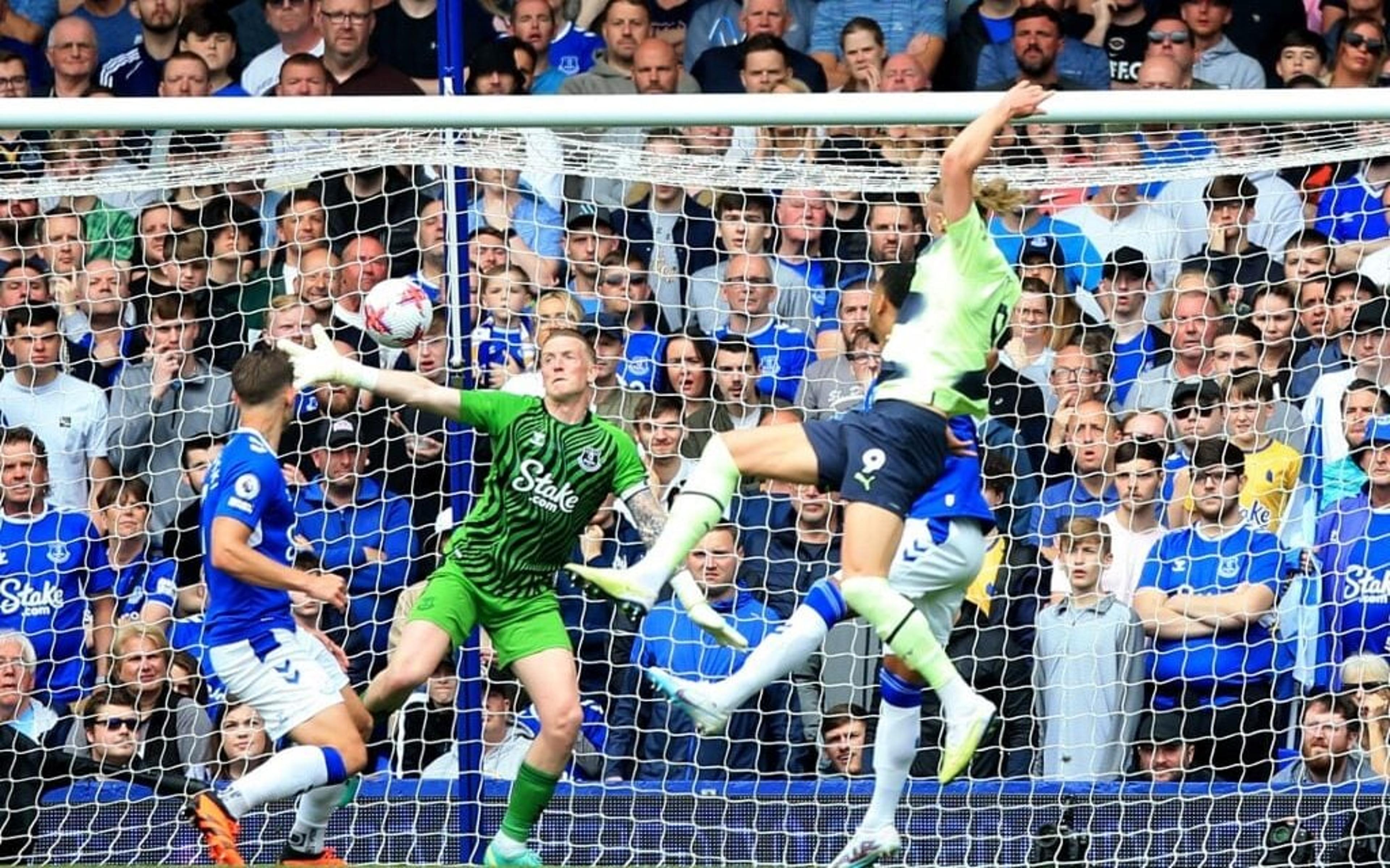 Manchester City vence Everton em tarde inspirada de Gundogan e dispara na liderança da Premier League