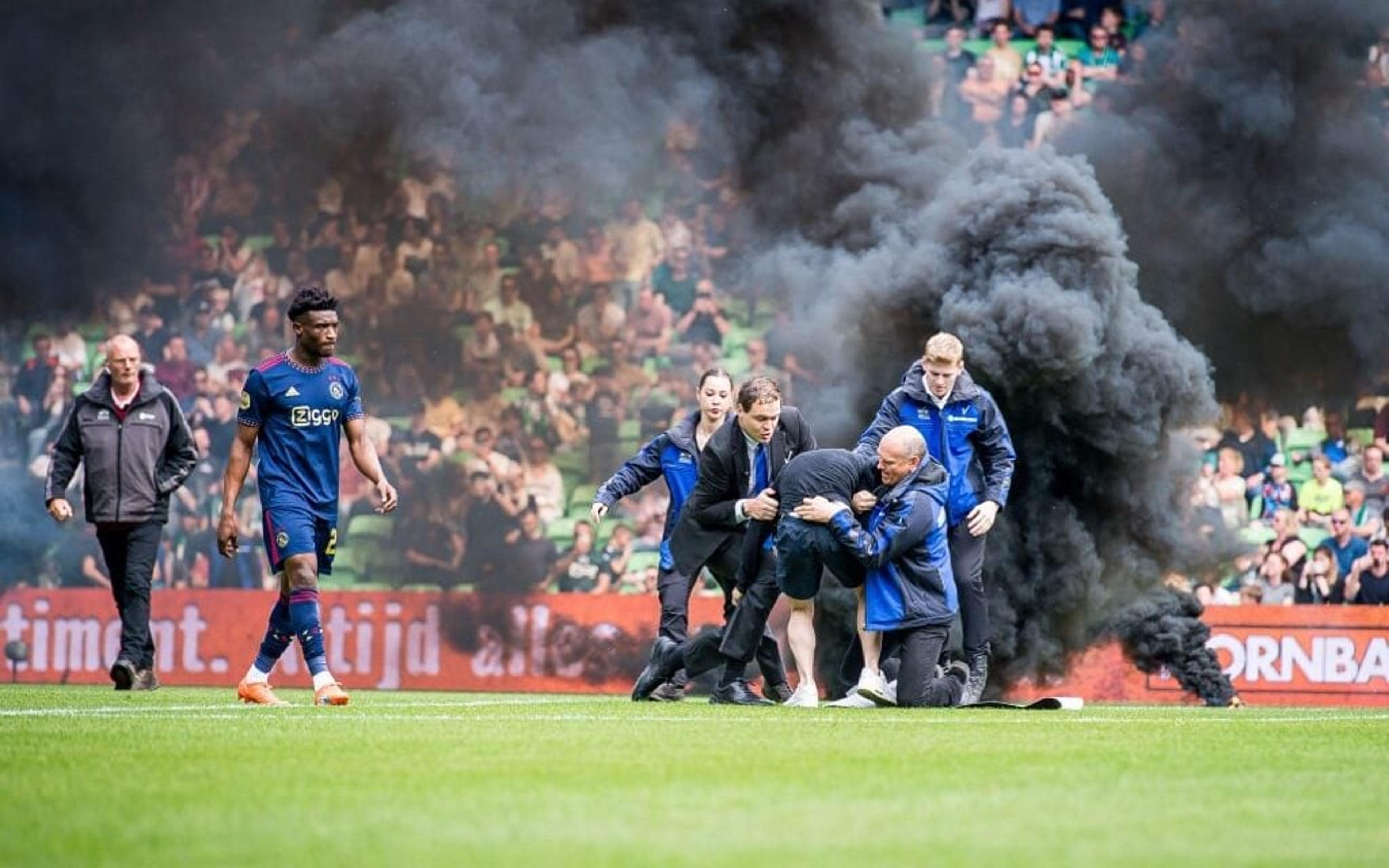 Jogador do Ajax reage a insulto racista e tenta agredir torcedor do Twente