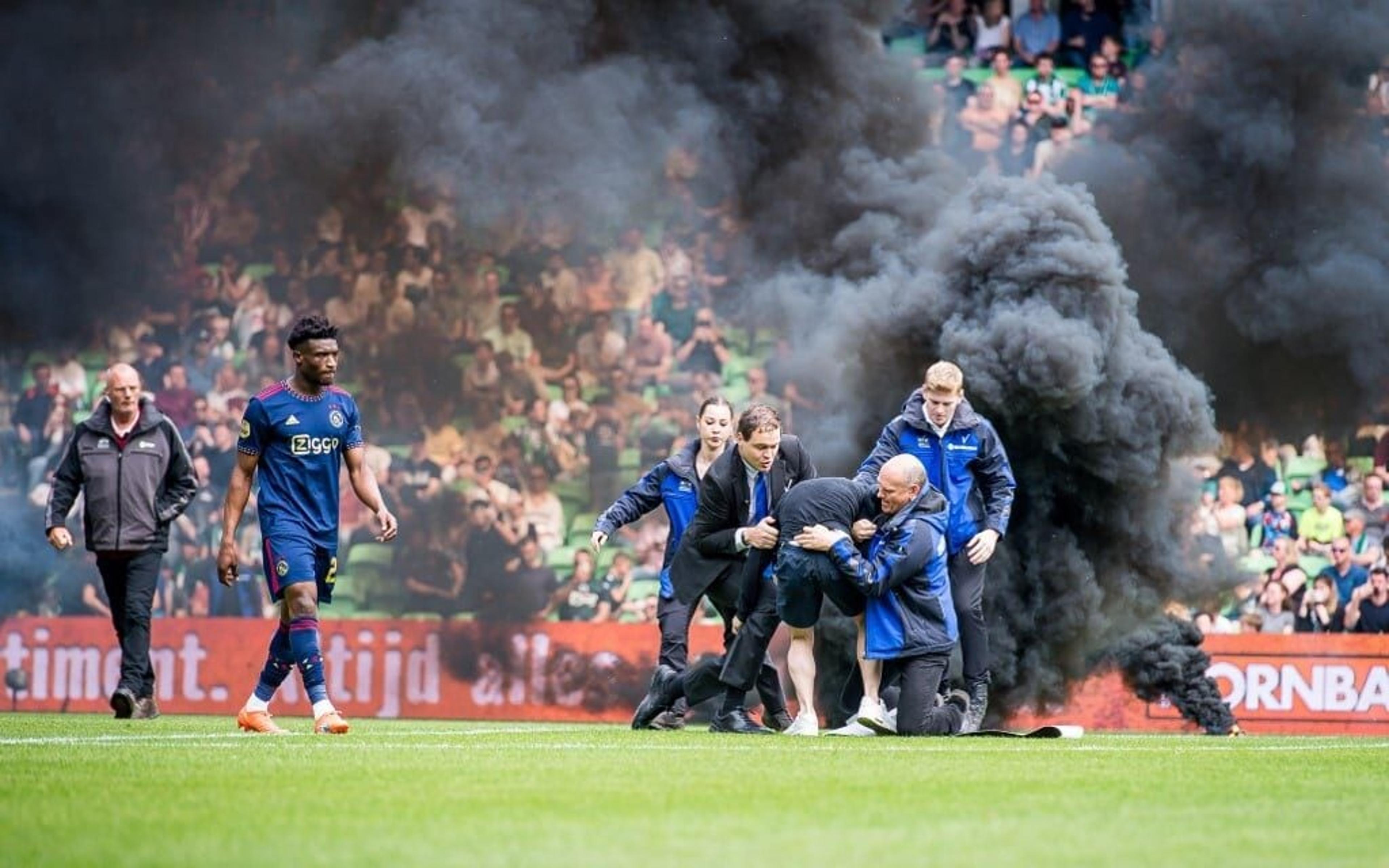 Duelo entre Groningen e Ajax pelo Holandês é suspenso após torcedores arremessarem sinalizadores no gramado