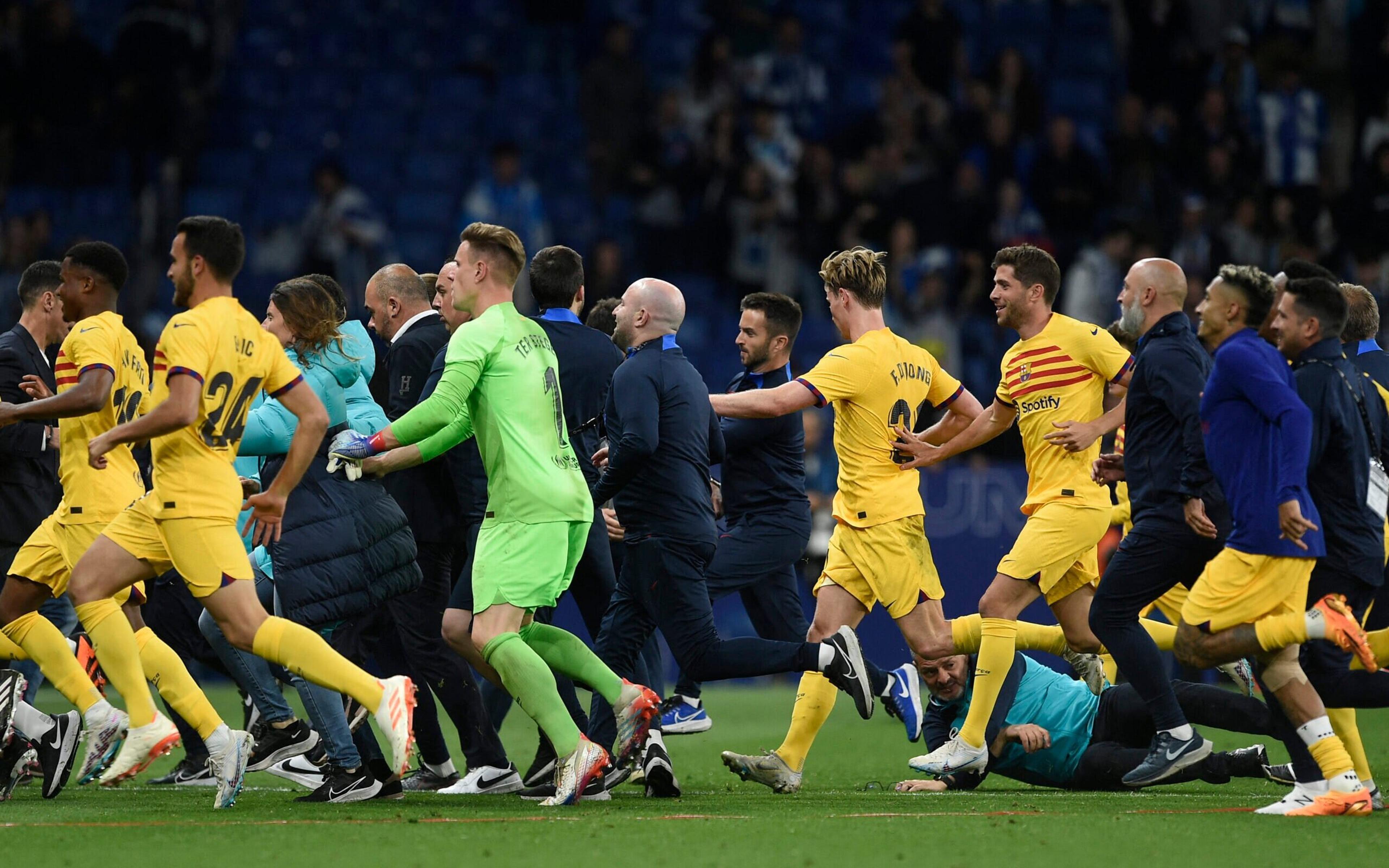 Torcedores do Espanyol invadem gramado para agredir jogadores do Barcelona após título de LaLiga