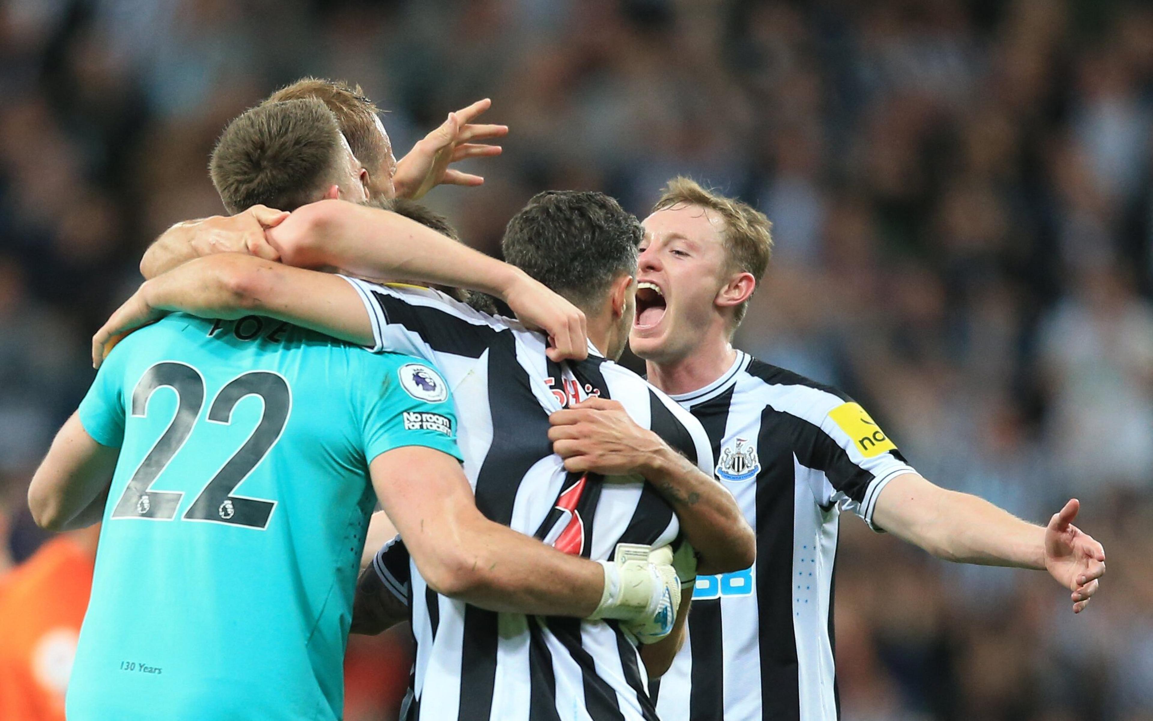 Newcastle empata com o Leicester e volta à Champions League após 20 anos