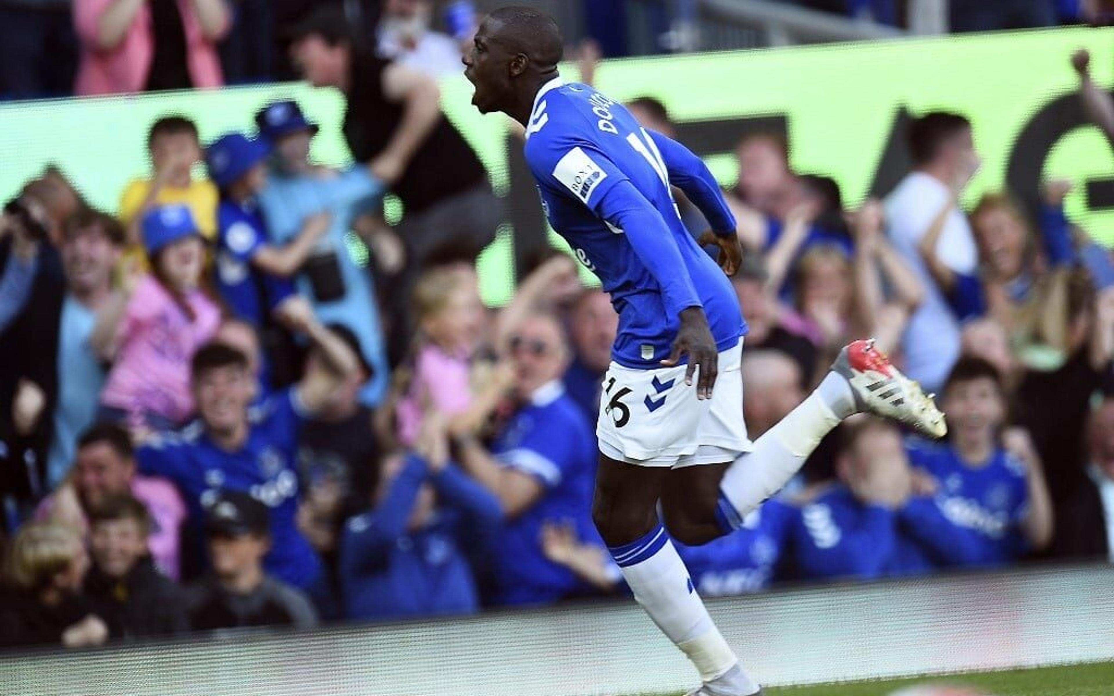 Everton bate Bournemouth com golaço de Doucouré e garante permanência na Premier League