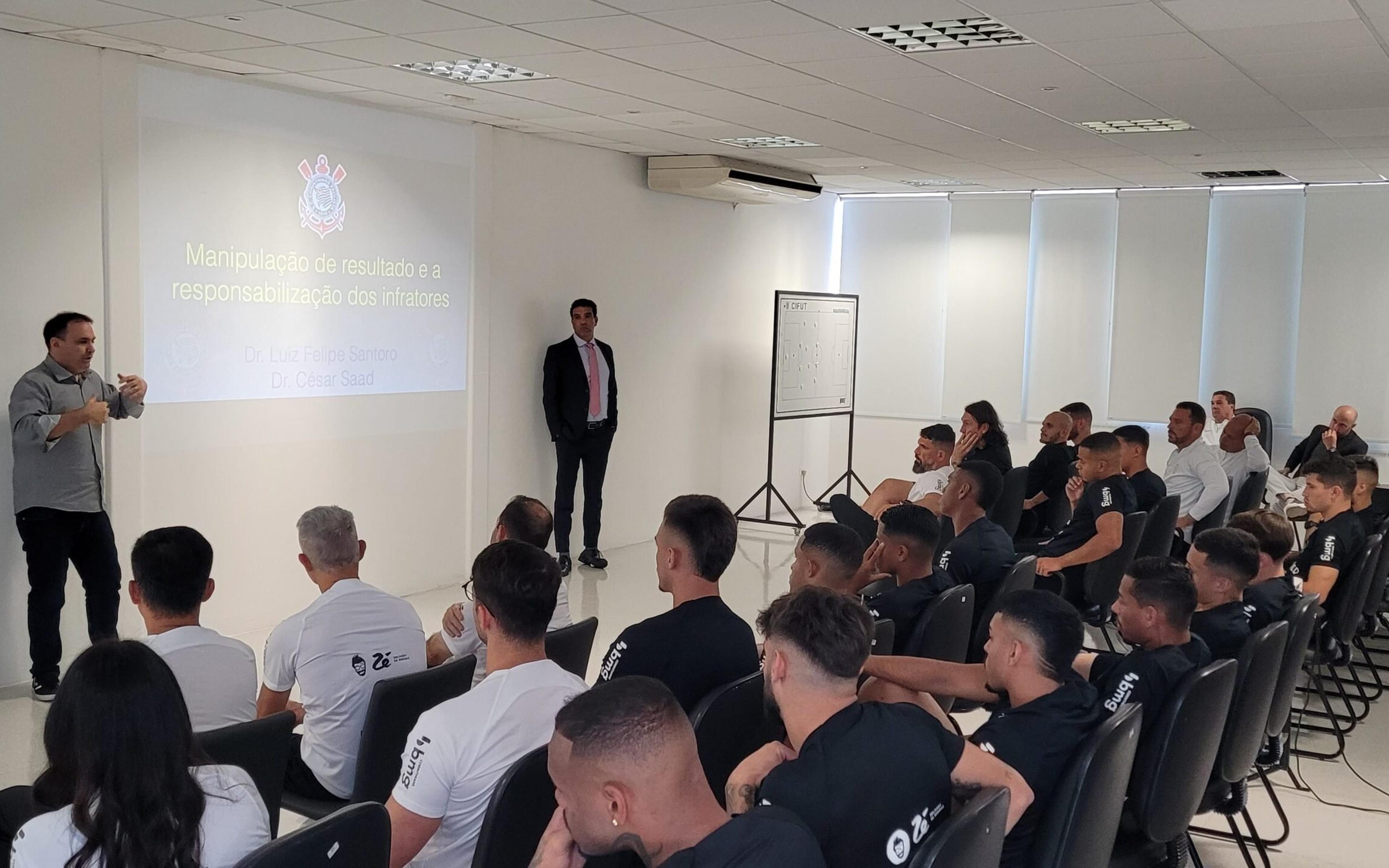 Corinthians realiza palestra de orientação sobre apostas esportivas para o elenco