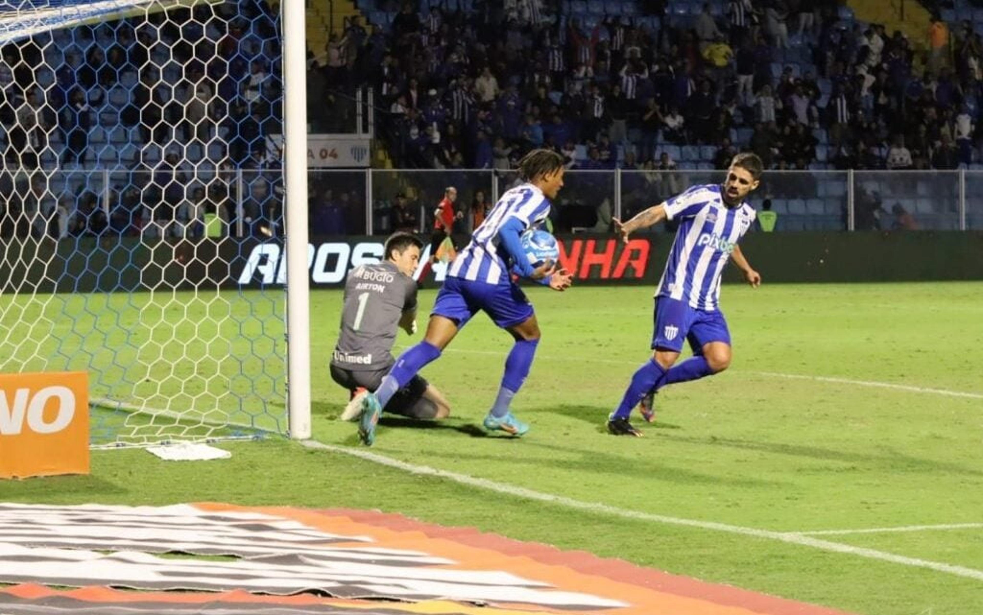 Avaí x Vitória: onde assistir ao vivo, horário e escalações do jogo de hoje pela Série B