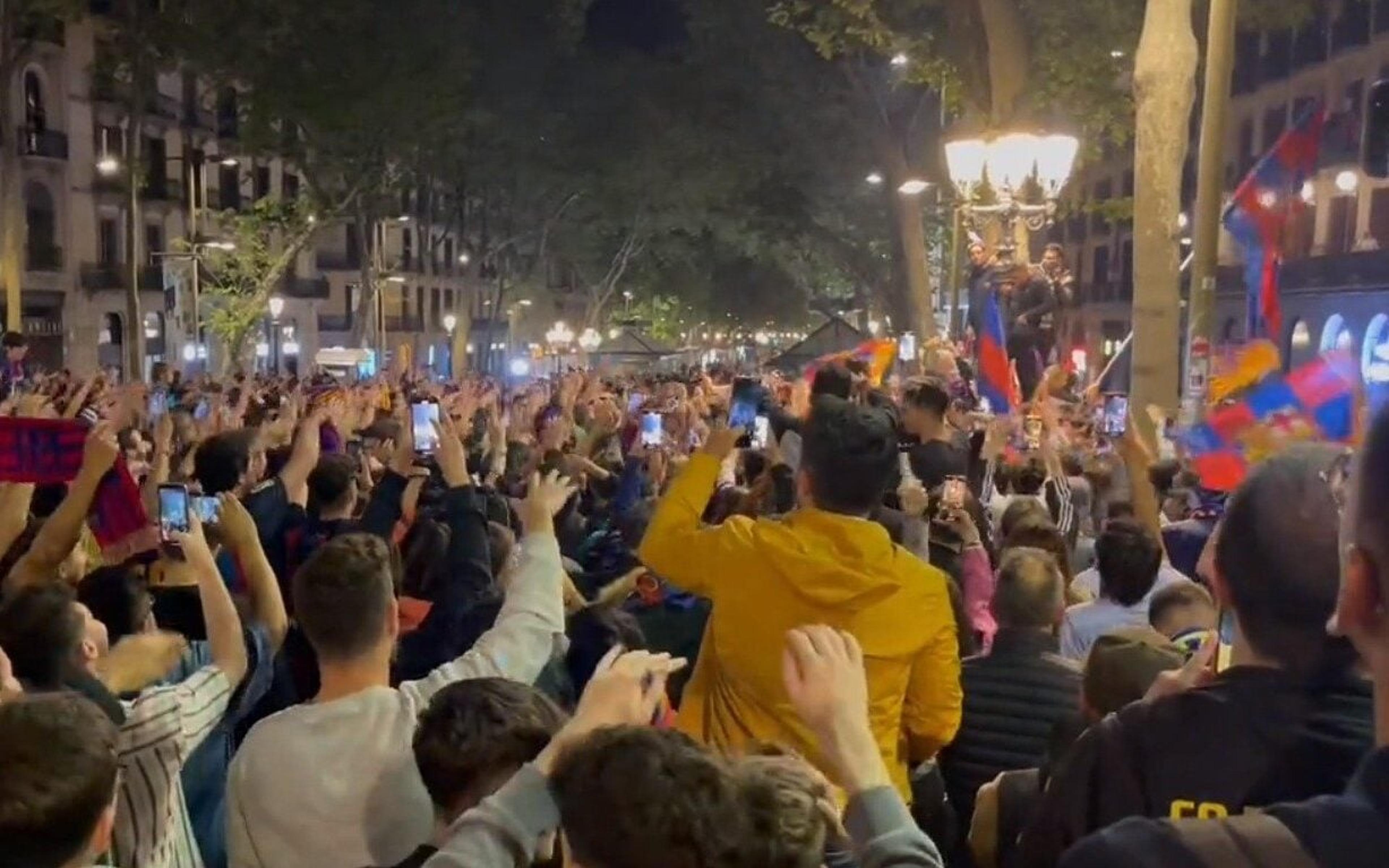 Torcida do Barcelona faz festa na cidade após conquista do título espanhol e pede retorno de Messi