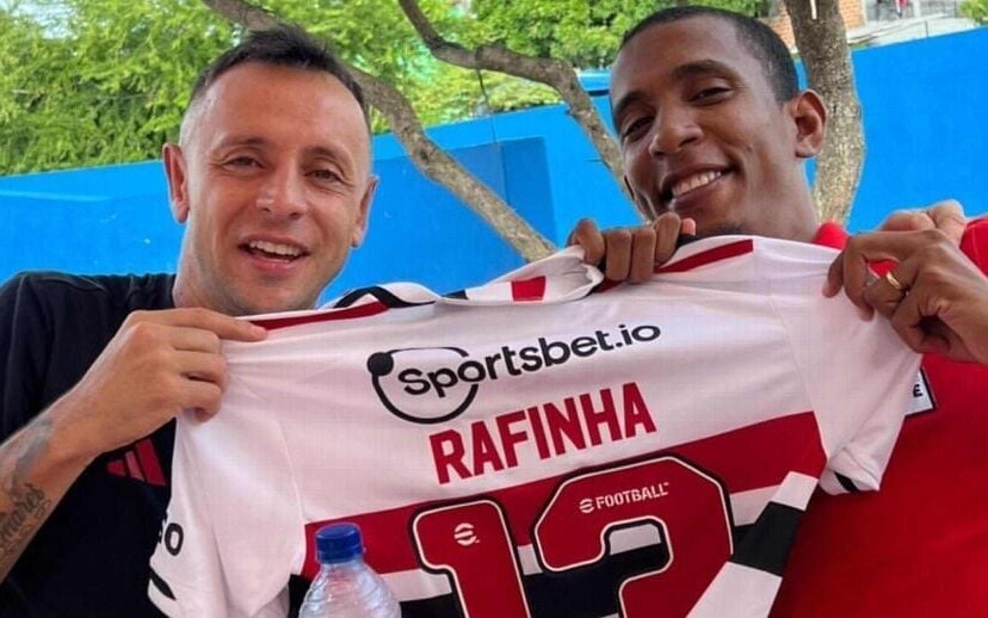 De folga no São Paulo, Rafinha almoça em favela no Recife, liga para Neuer e conhece ex-Corinthians: ‘Senti falta desse contato’