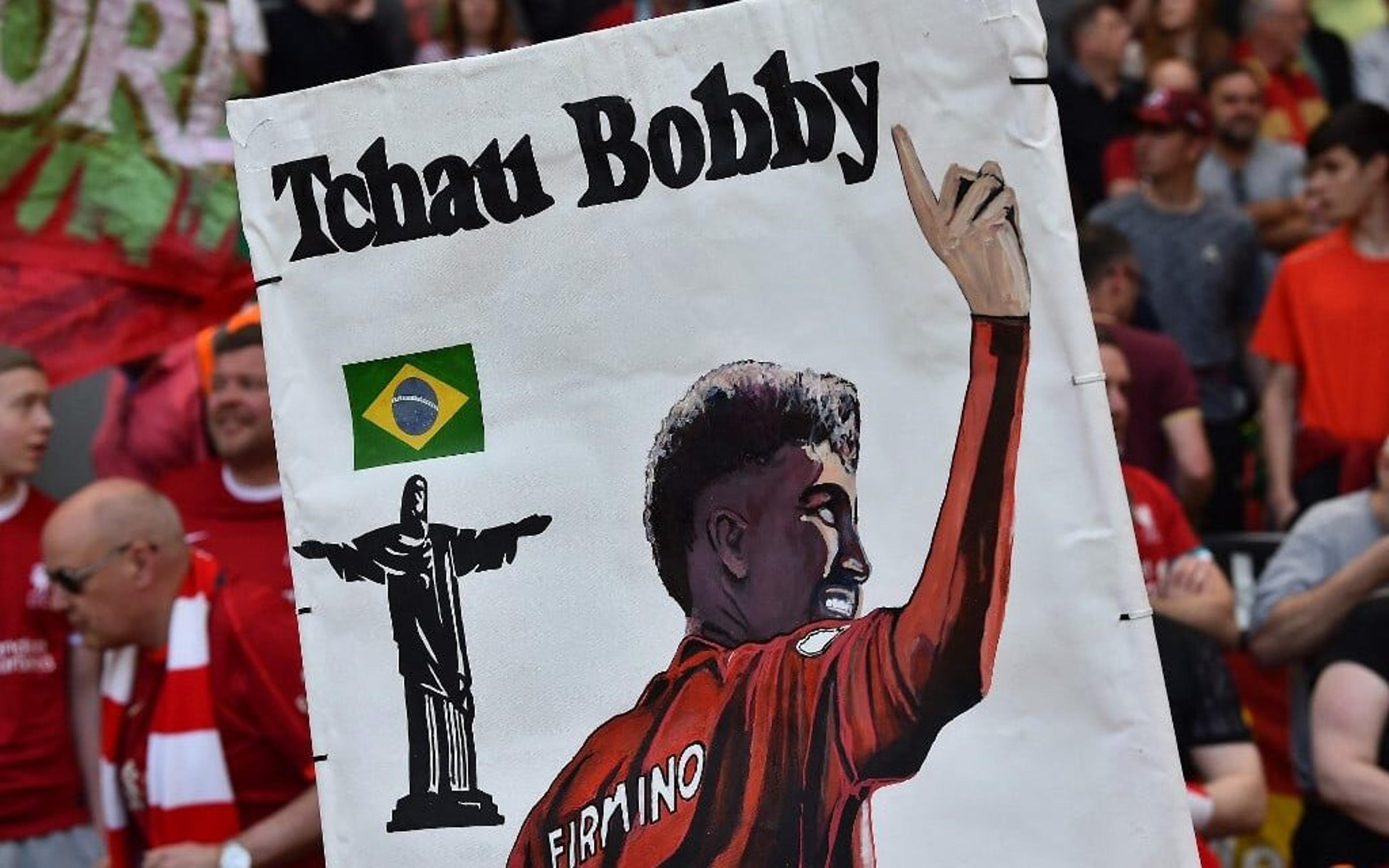 Torcida do Liverpool faz homenagem a Firmino no último jogo do atacante em Anfield