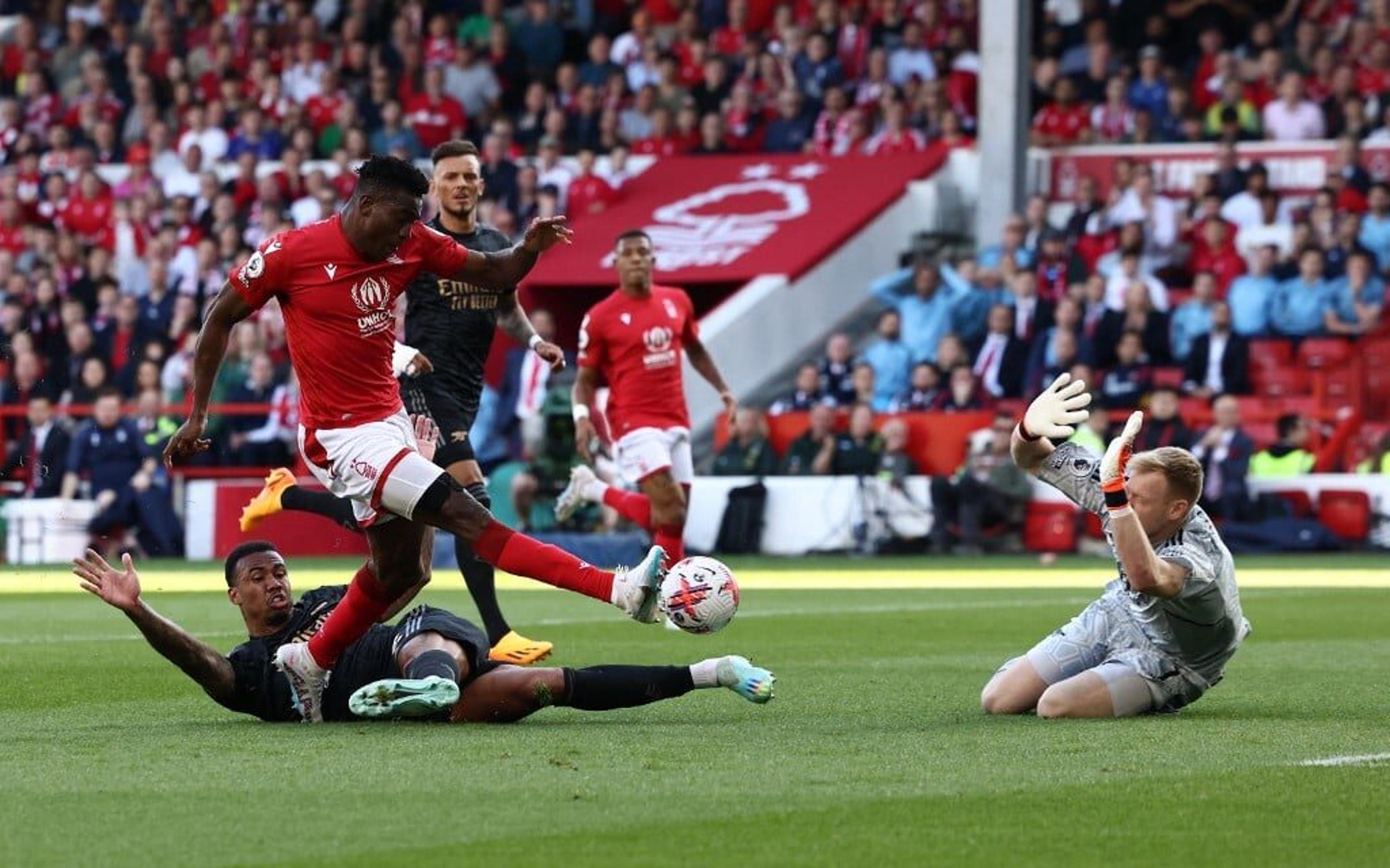 Arsenal joga mal, perde para Nottingham Forest e dá adeus ao título da Premier League