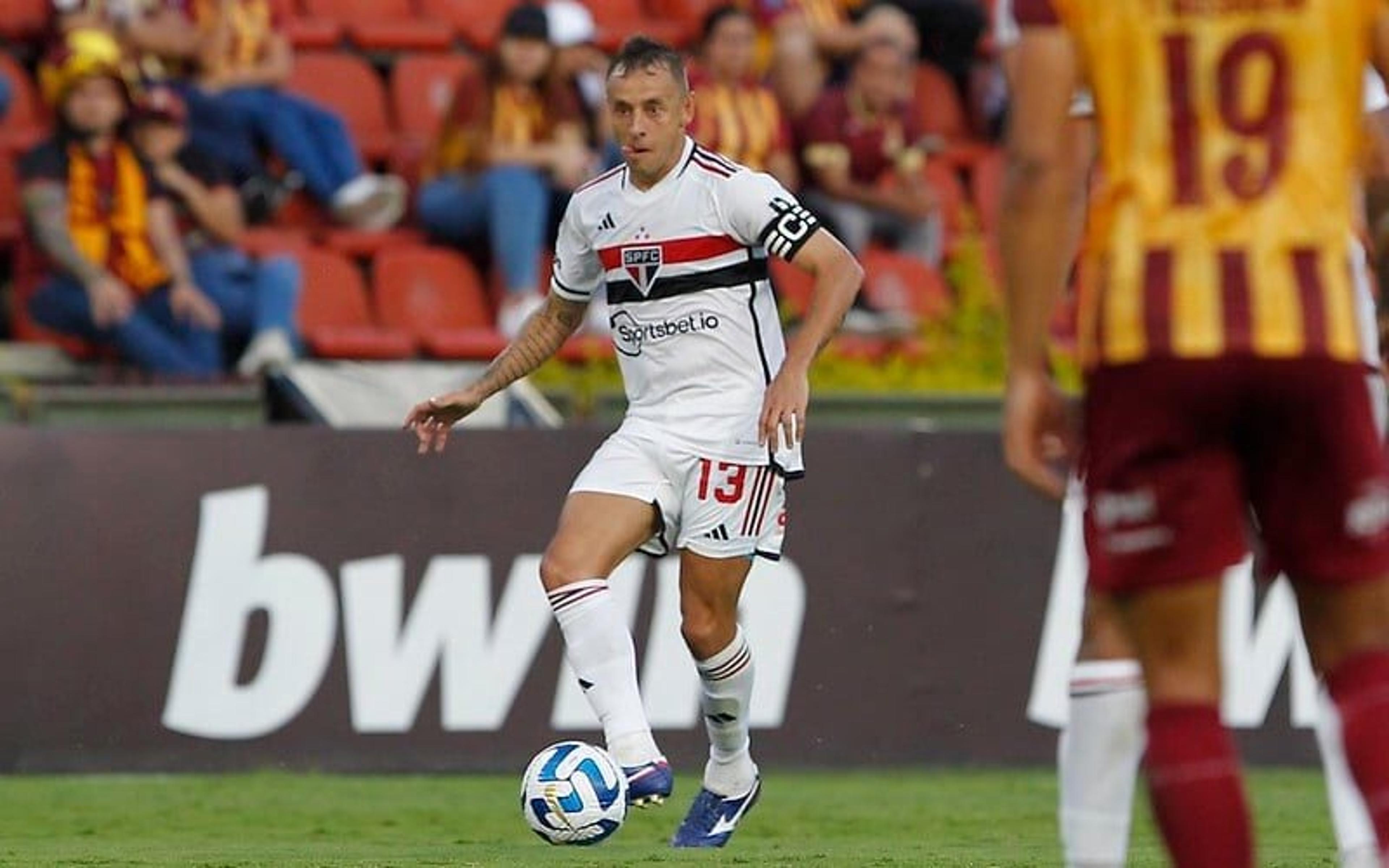 ‘Pediu para ir devagar’: Rafinha revela papo com James Rodríguez antes de jogo entre São Paulo e Tolima