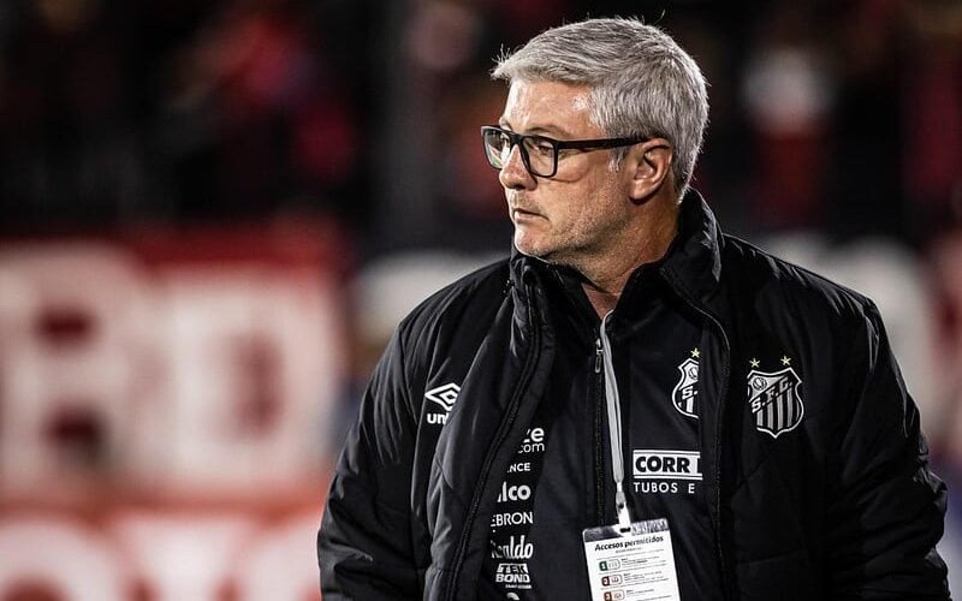 Odair critica postura da arbitragem e elogia partida do Santos contra o Newell’s: ‘Não merecíamos o resultado que foi’