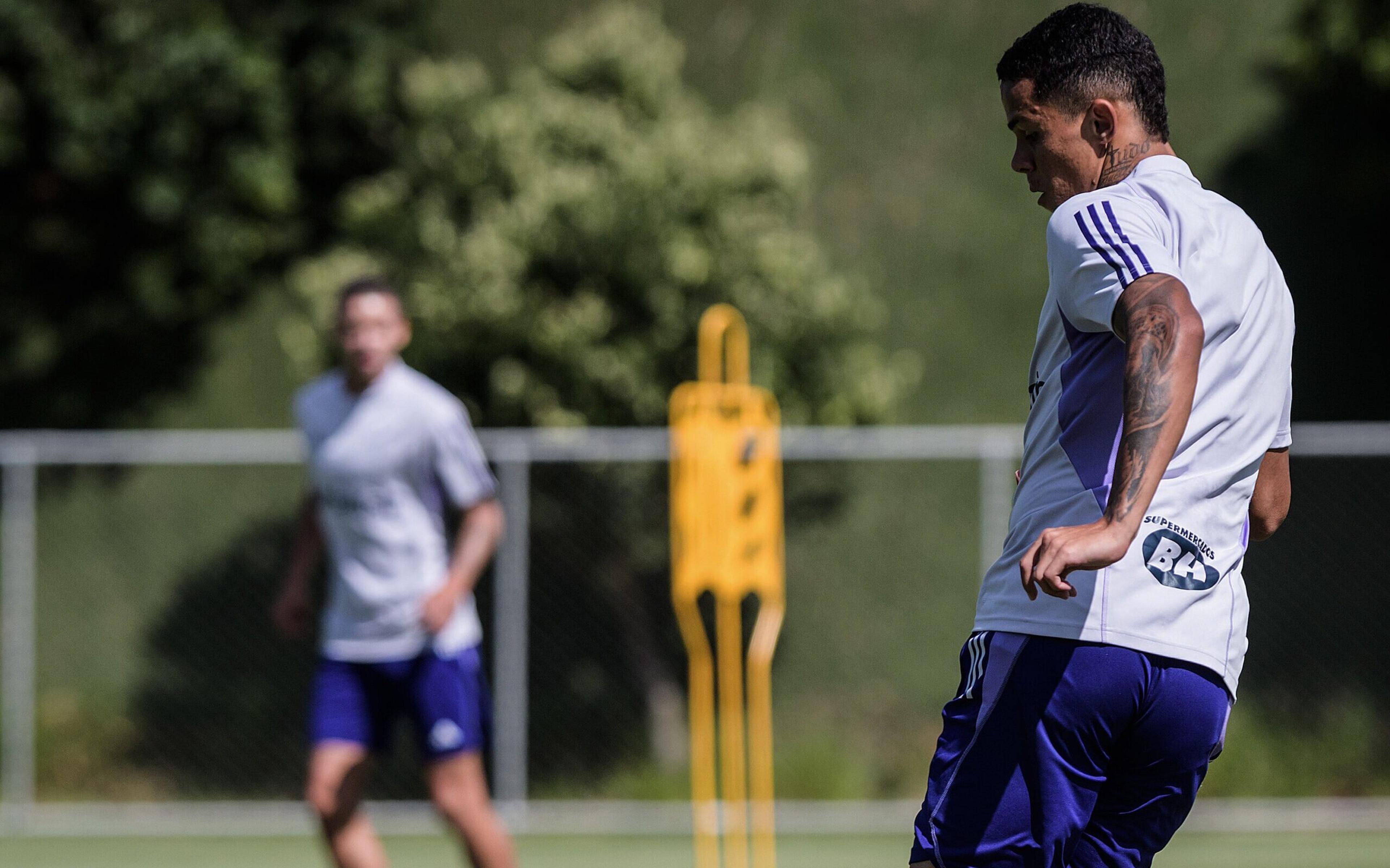 Recuperado das dores no joelho direito, Wallisson volta a treinar no Cruzeiro