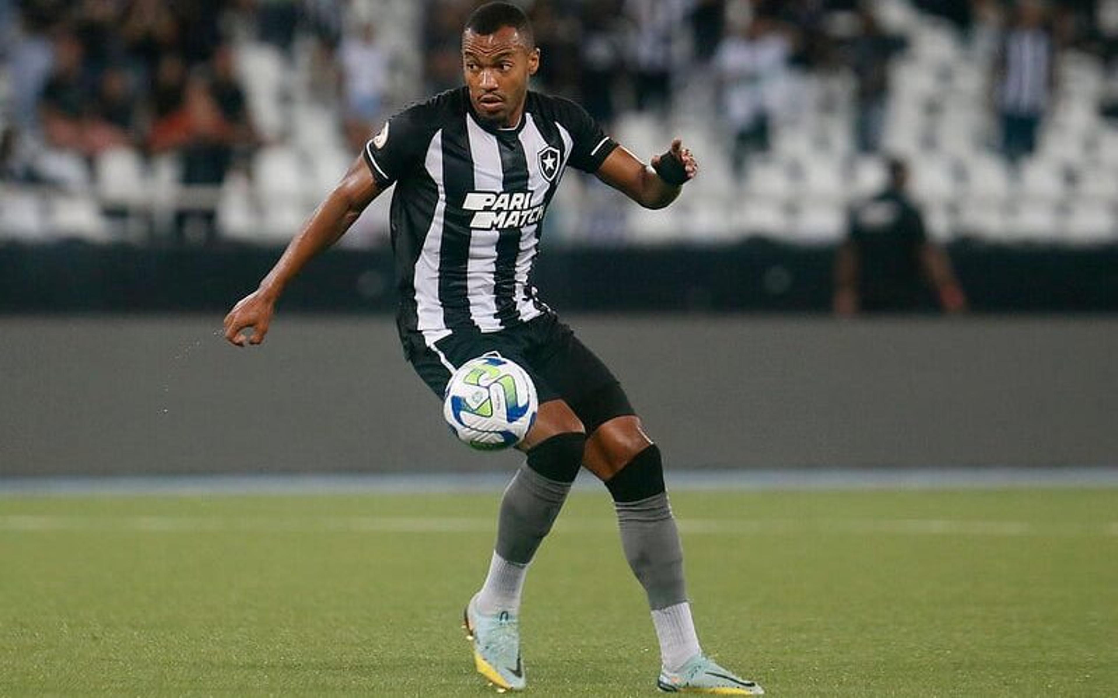 Marlon Freitas projeta jogo do Botafogo na Sul-Americana, revela incômodo por não marcar gols e comenta racismo contra Vini Jr