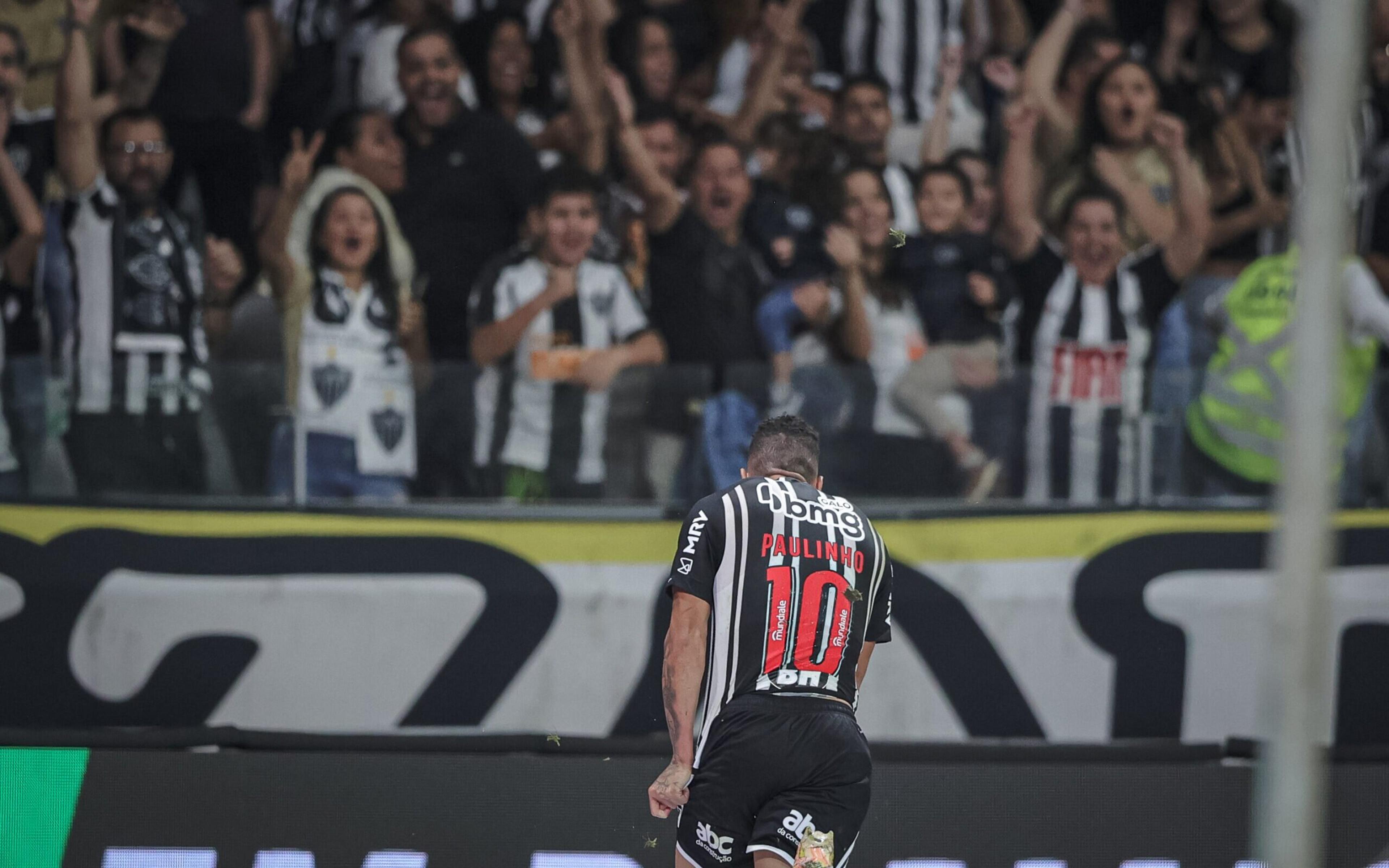 Artilheiro da Libertadores, Paulinho comemora vitória do Atlético-MG e critica gramado do Mineirão: ‘Campo ruim’