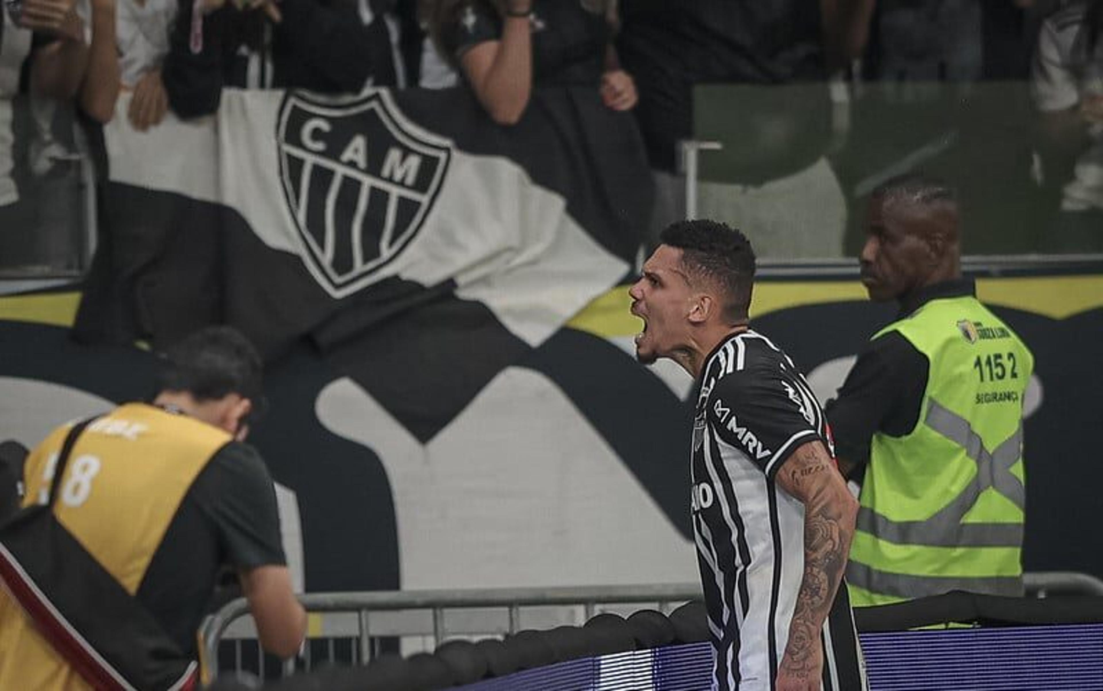 Paulinho celebra o gol sobre o Internacional e manda recado para as mamães do Brasil