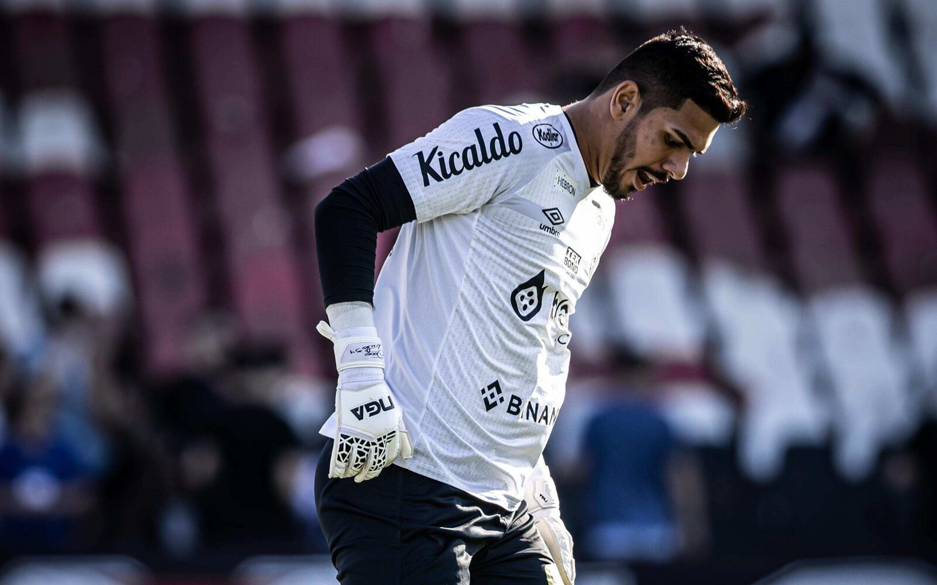 ‘Arbitragem horrível, Conmebol é fod*’, dispara João Paulo após derrota do Santos pela Sul-Americana