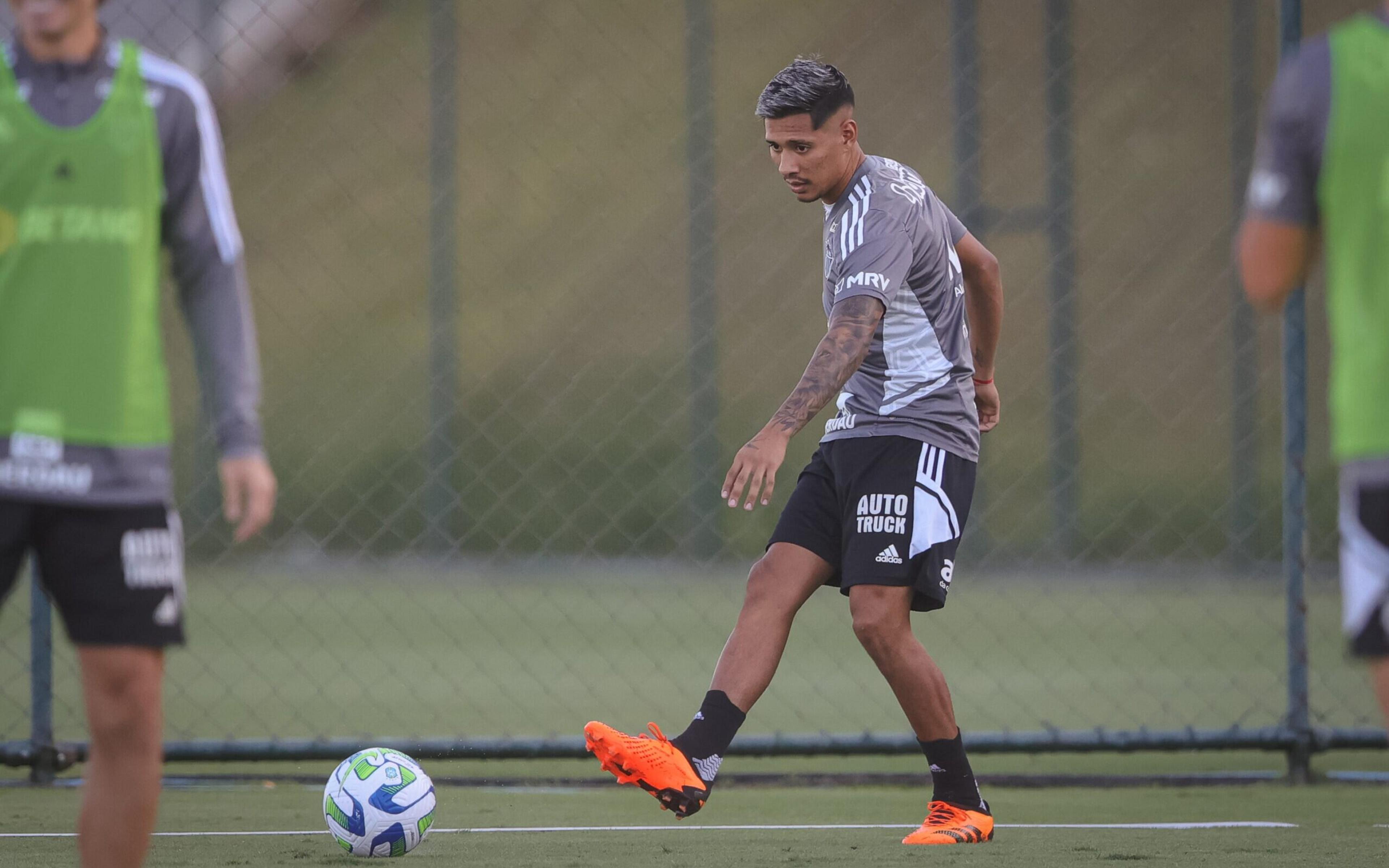 Zaracho, do Atlético-MG, minimiza situação do gramado do Mineirão: ‘Está ruim para os dois times’