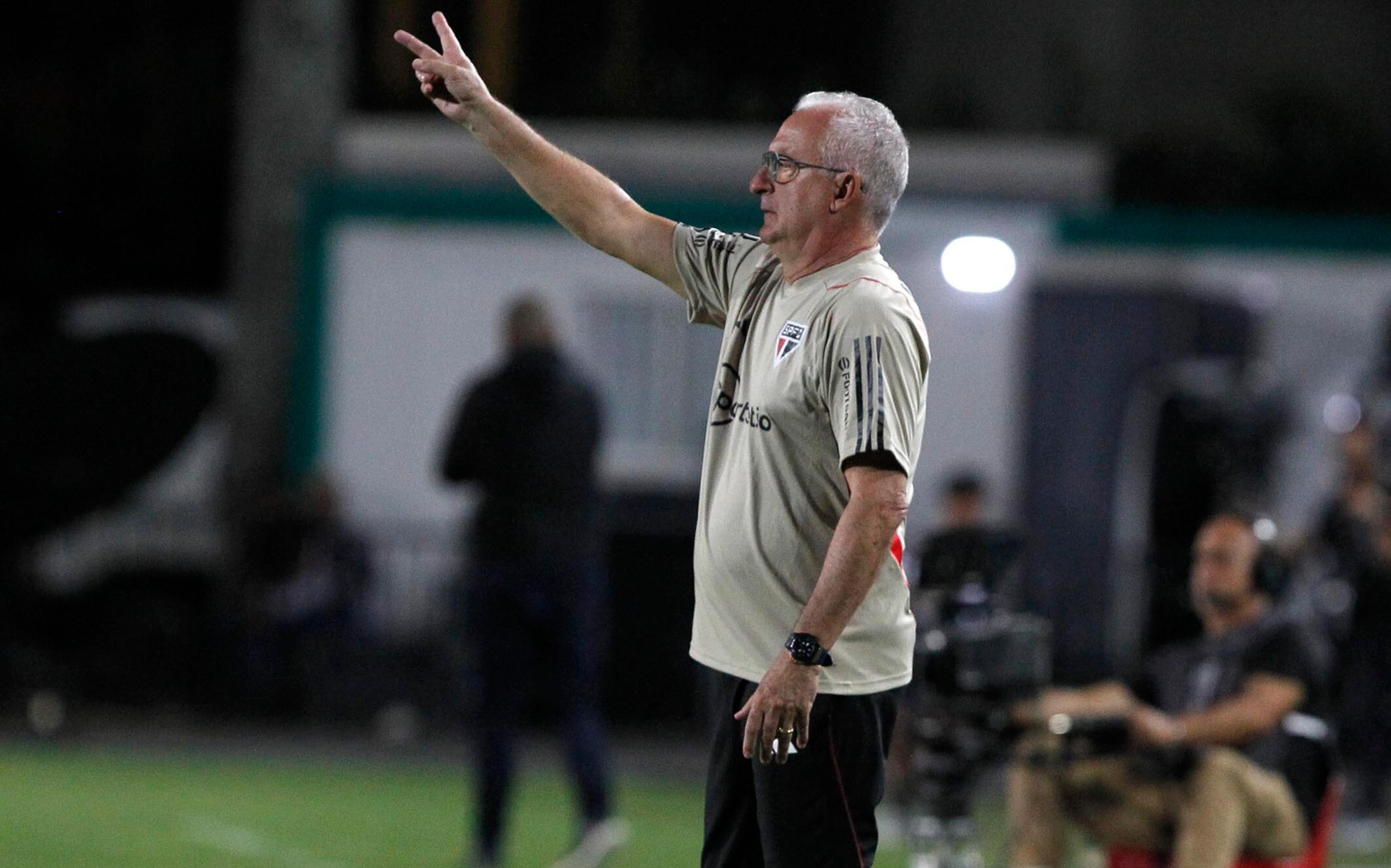 Dorival enaltece entrega do São Paulo em vitória na Venezuela após ‘odisseia’: ‘Não trabalhamos, não treinamos’