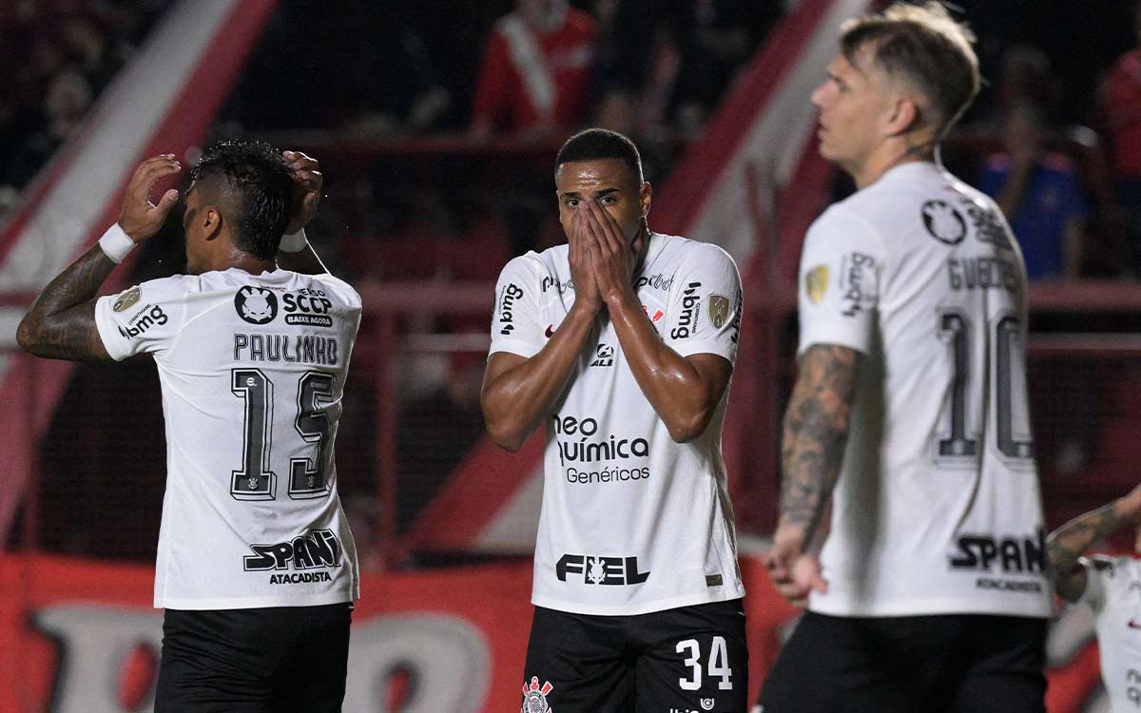 Corinthians não aproveita expulsão, empata com o Argentinos Juniors e segue por um fio na Libertadores