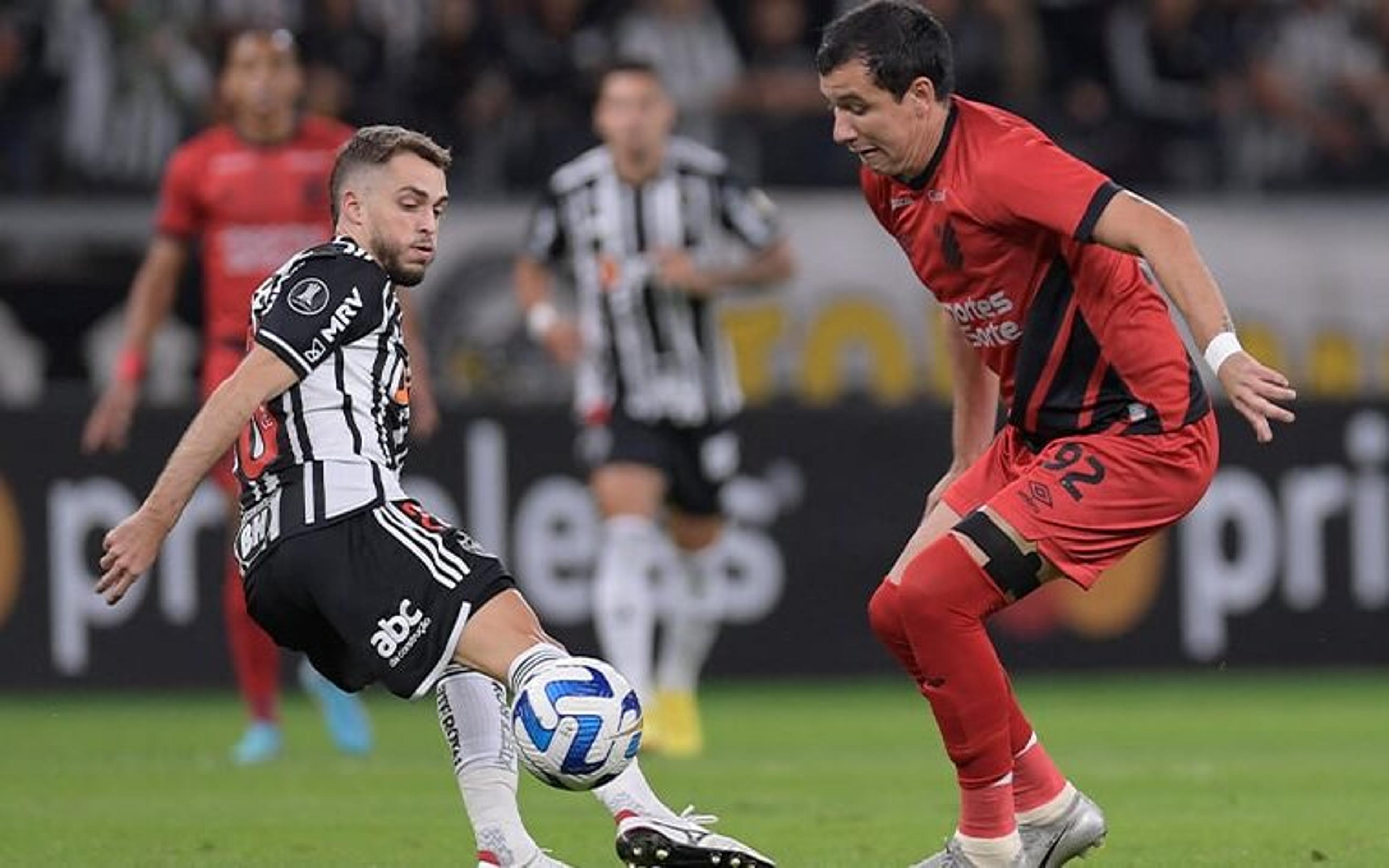 Com dois gols de Paulinho, Atlético-MG vence o Athletico de virada e segue vivo na Libertadores