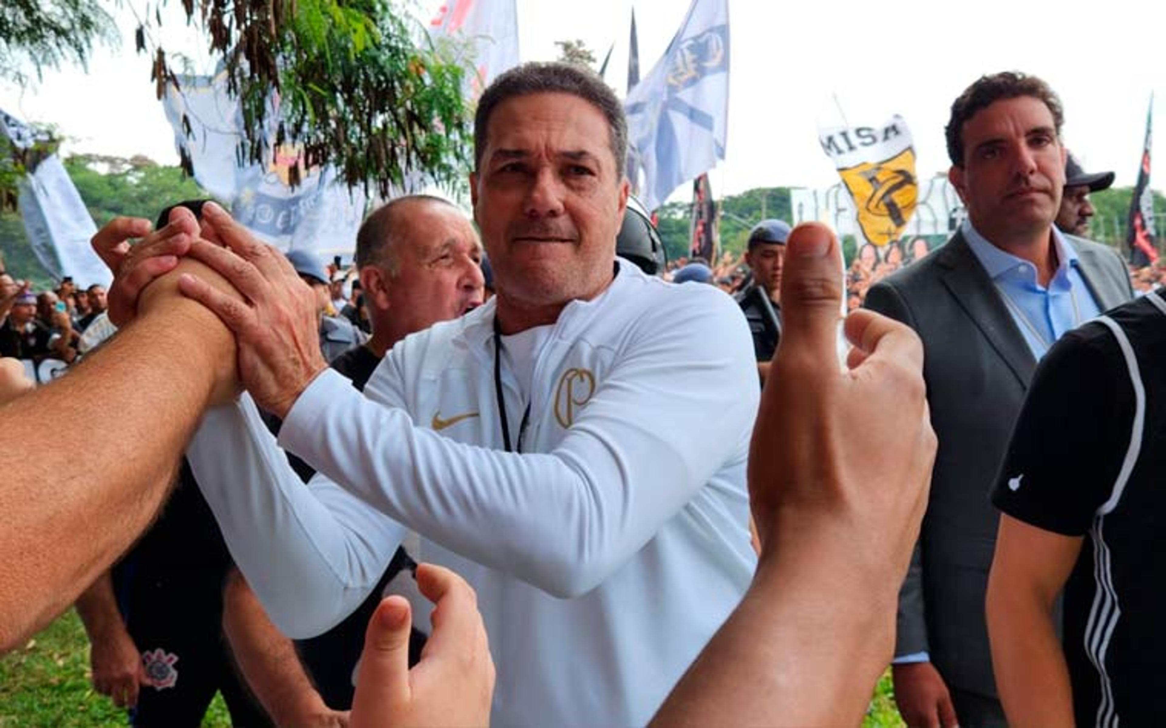 Luxemburgo no meio do ‘povo’ e caixões para diretoria: torcida do Corinthians protesta no CT