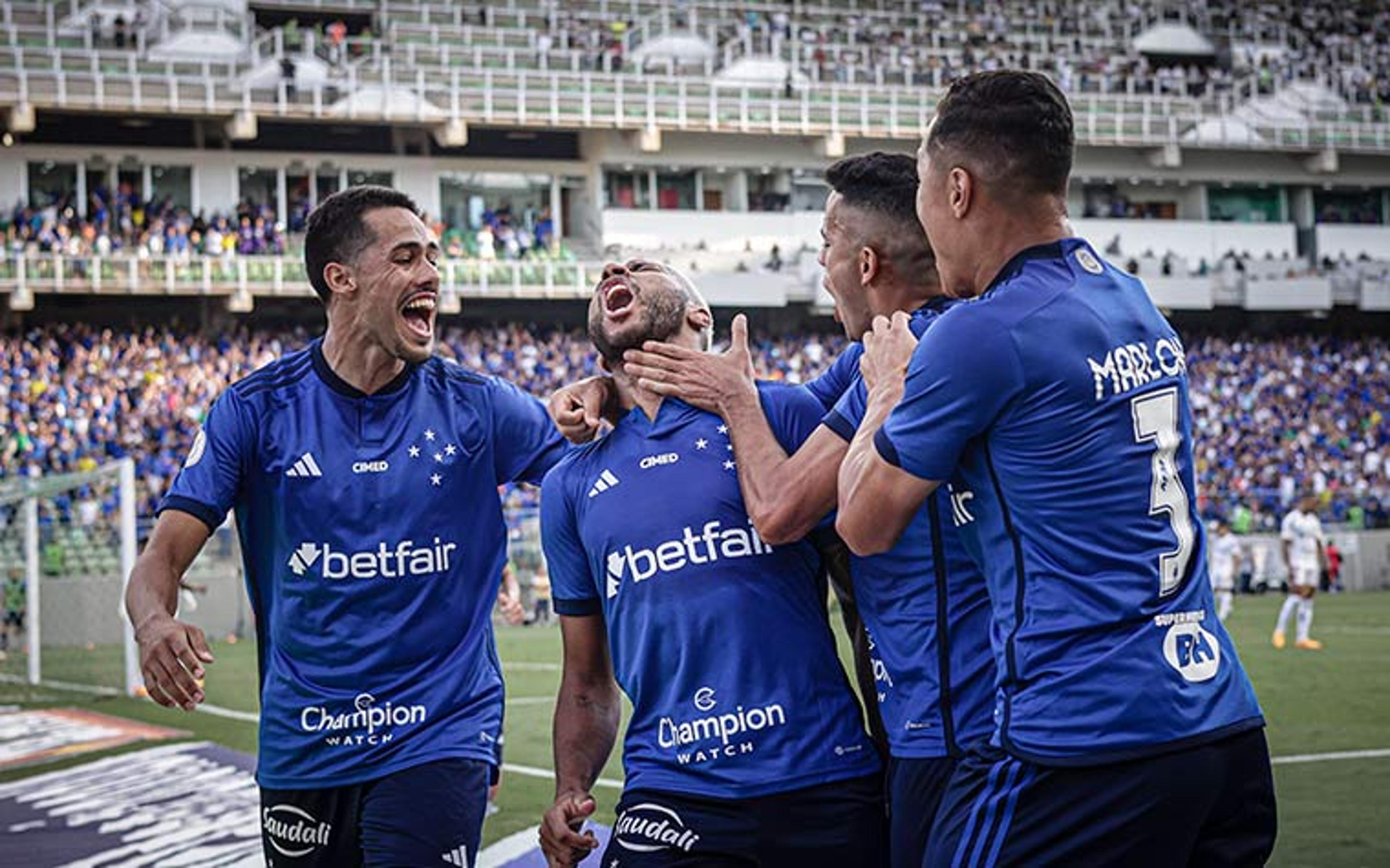 VÍDEO: veja os gols e melhores momentos da vitória do Cruzeiro sobre o Santos pelo Brasileirão