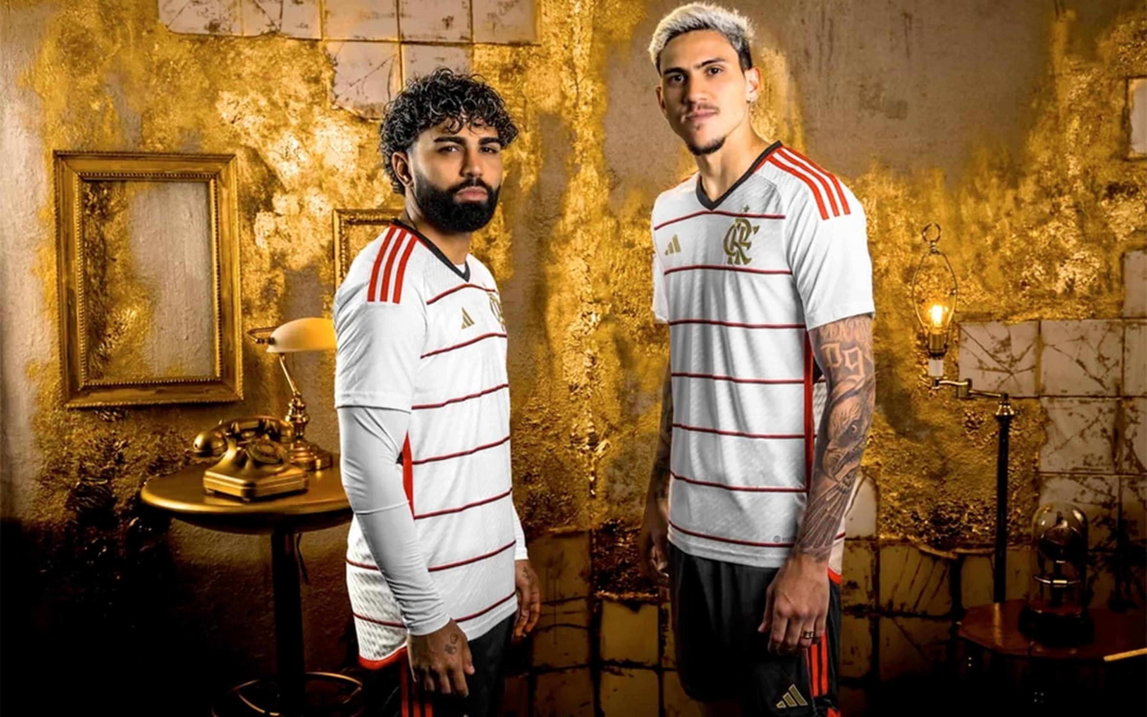 Flamengo lança novo uniforme número 2 com toque de dourado e relembra momentos de sua história