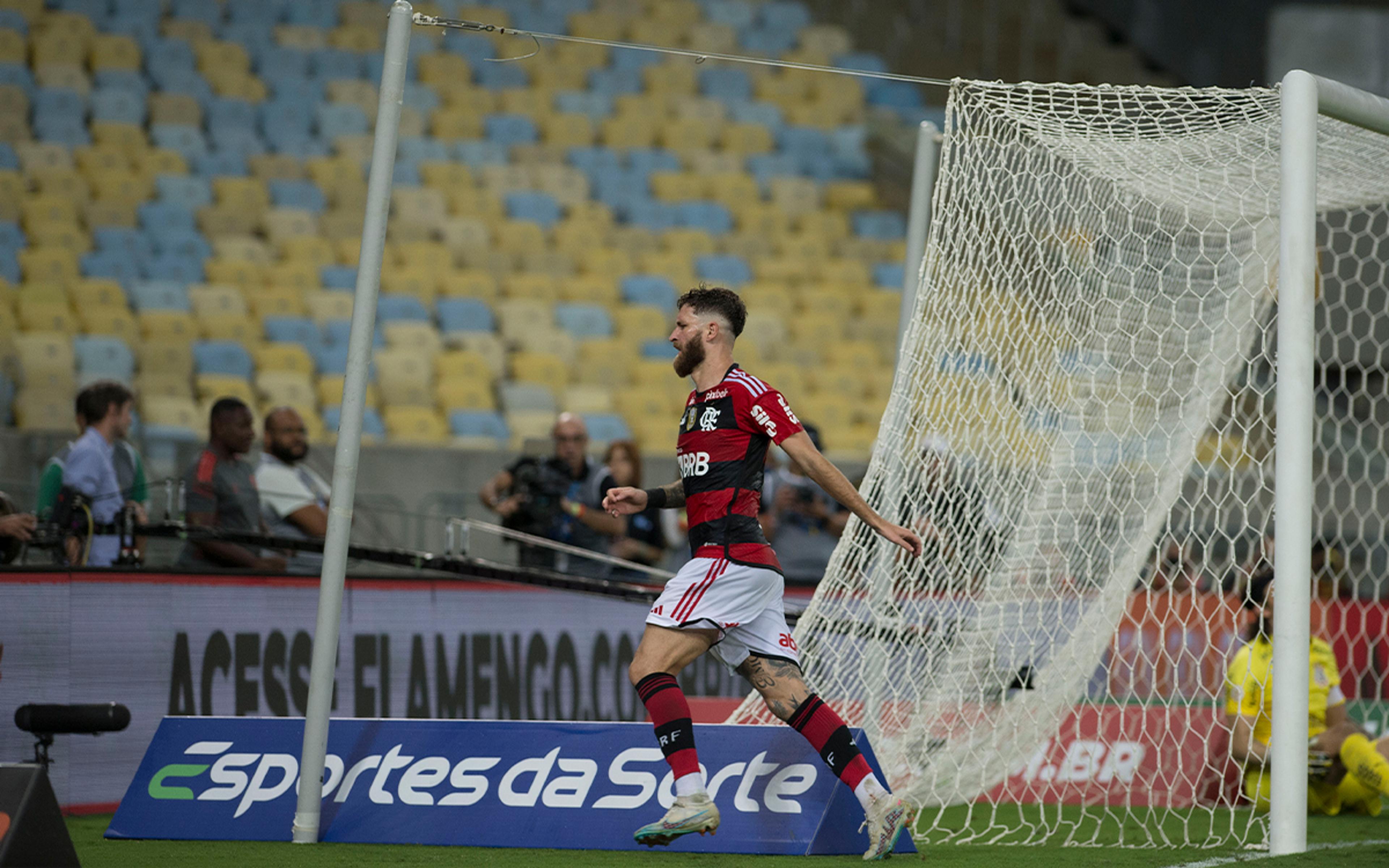 Flamengo marca nos acréscimos, vence o Corinthians e chega no G6 do Brasileirão