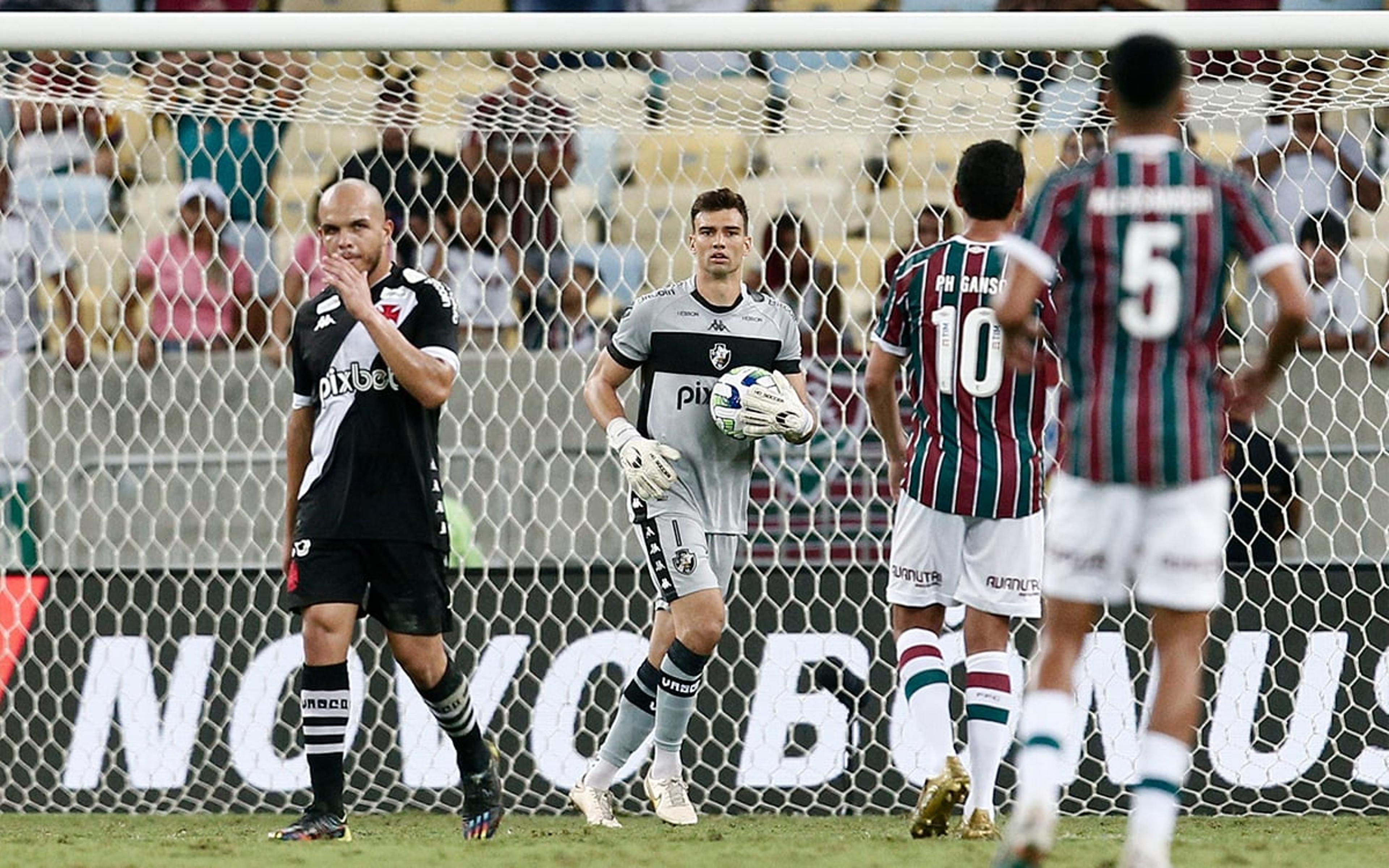 São Léo Jardim: goleiro do Vasco coleciona grandes defesas e faz fiéis vascaínos pedirem perdão