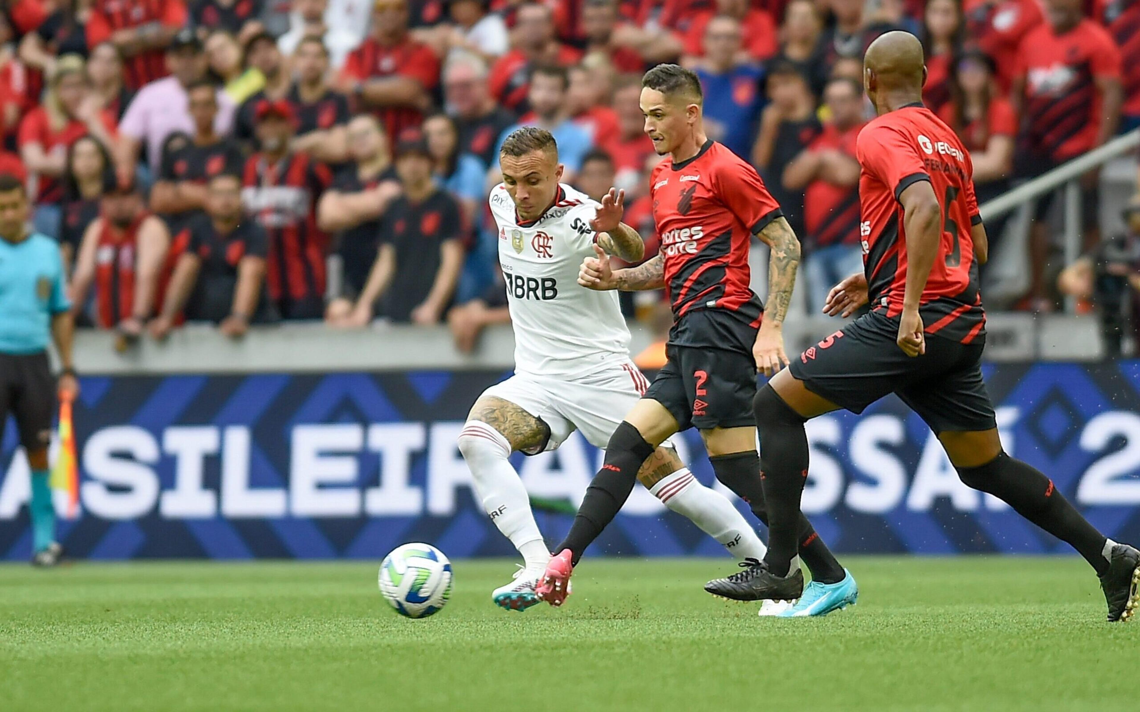 ANÁLISE: Ineficiente, Flamengo volta a falhar na defesa, sofre a virada e pode terminar rodada no Z4 do Brasileirão