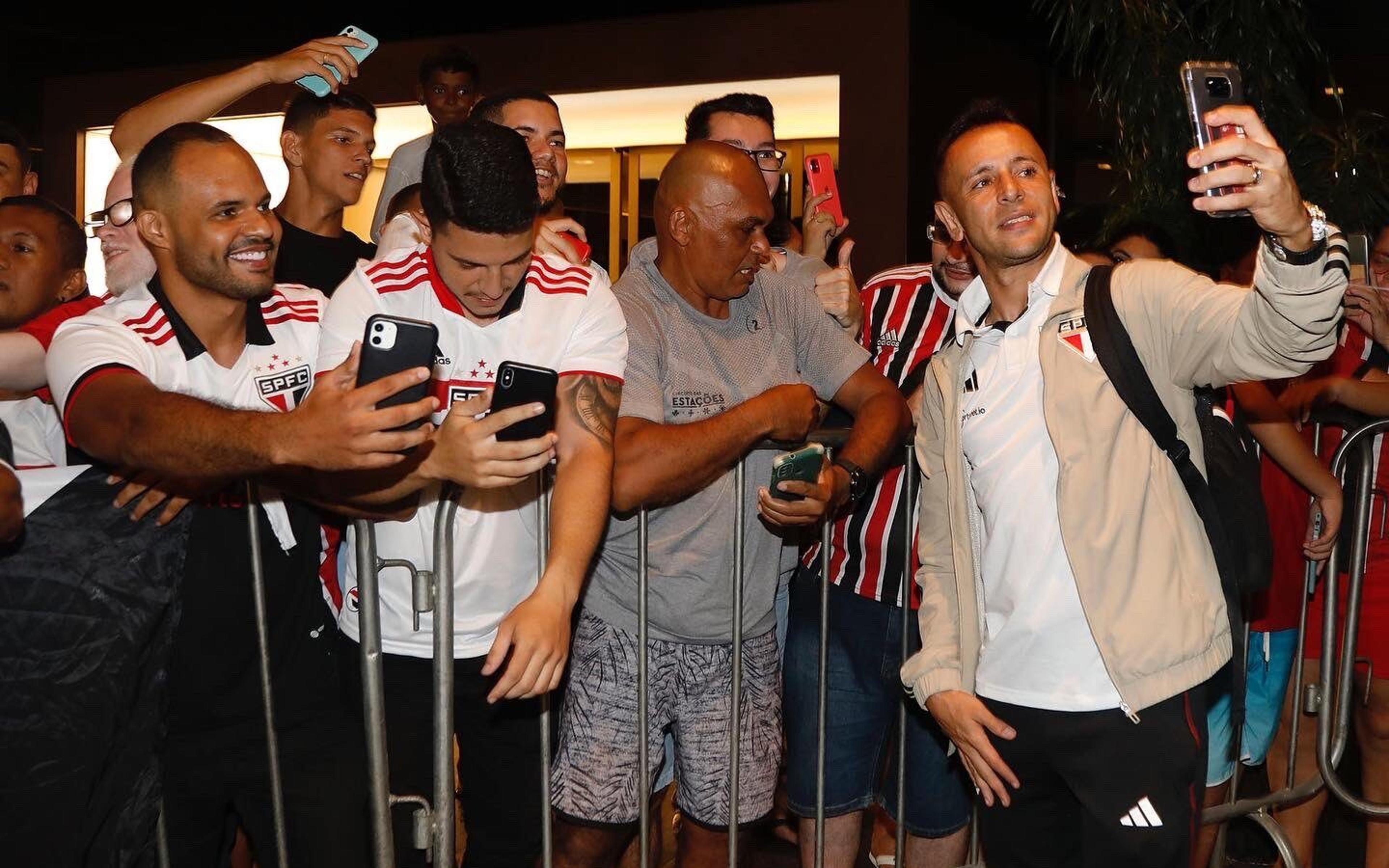 Com recepção da torcida no hotel, São Paulo desembarca em Fortaleza para partida válida pelo Brasileirão