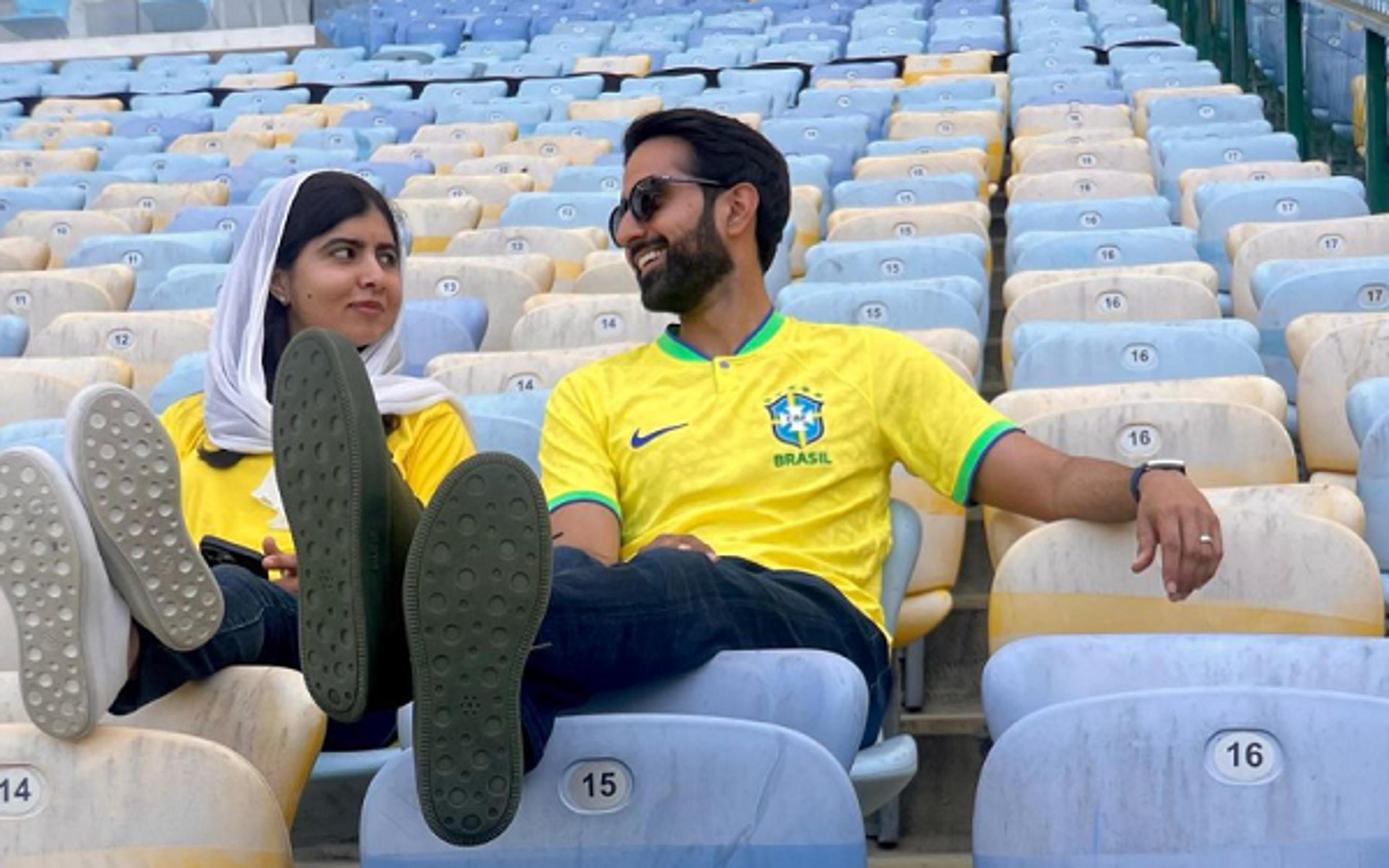 No Brasil, Malala Yousafzai visita tradicional estádio de futebol com o Marido