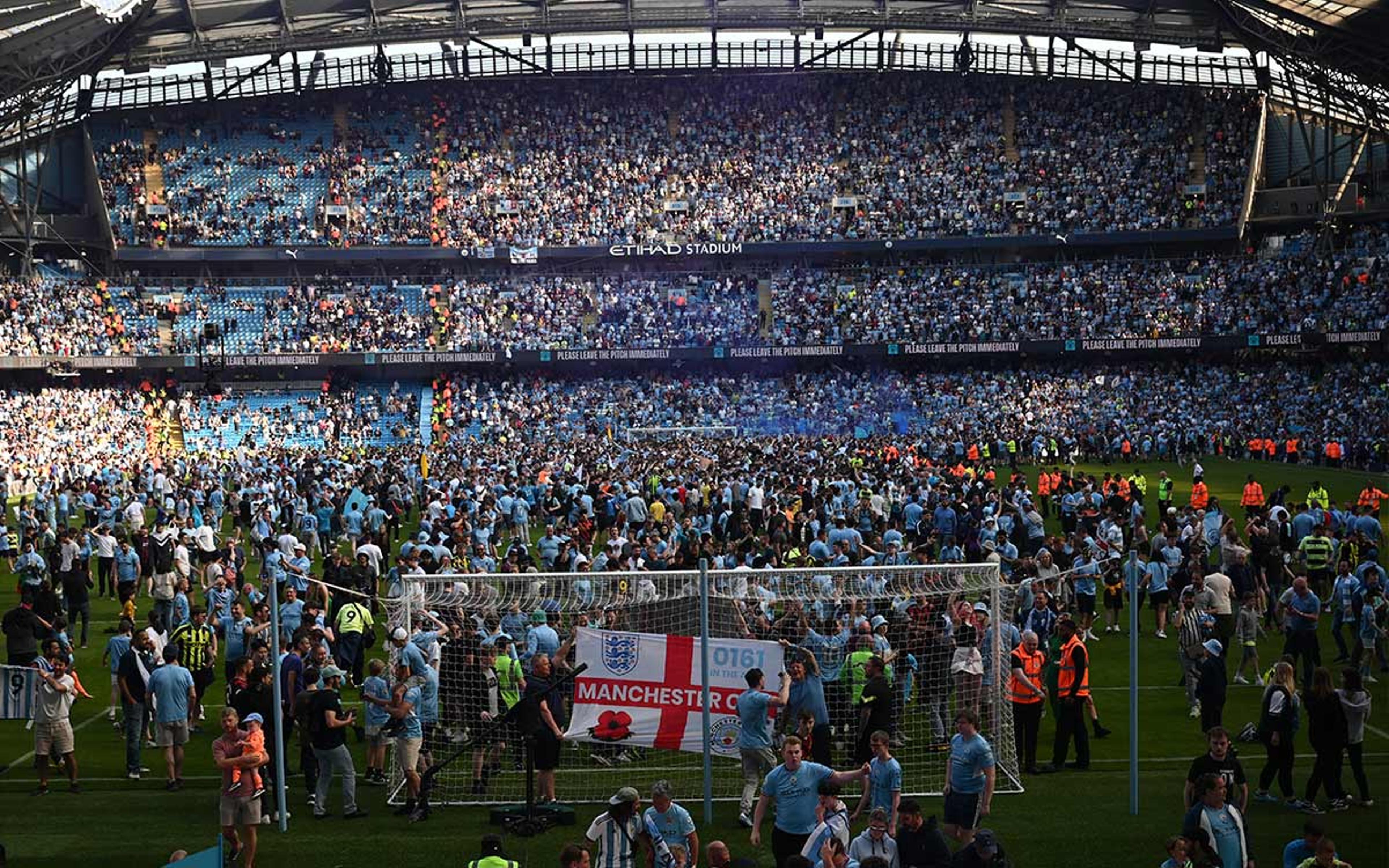 Torcida do Manchester City invade gramado para comemorar título da Premier League; veja imagens