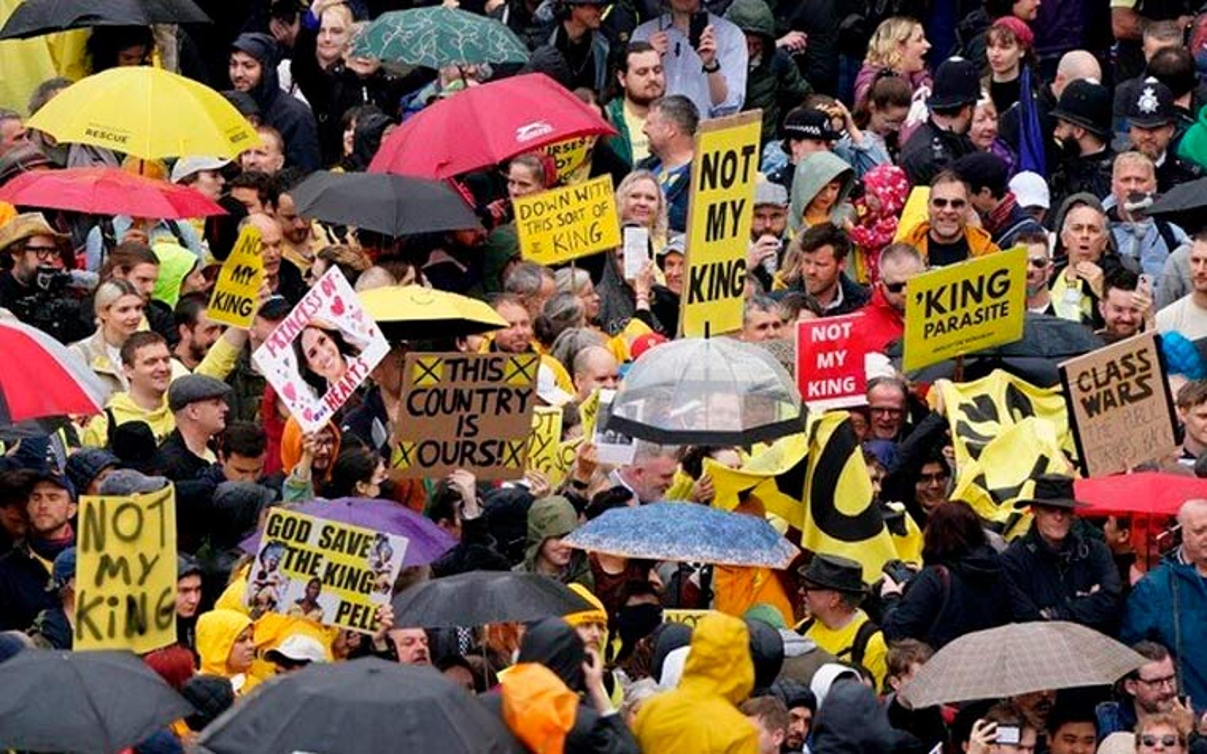 Manifestantes contra monarquia britânica usam imagem de Rei Pelé em protestos