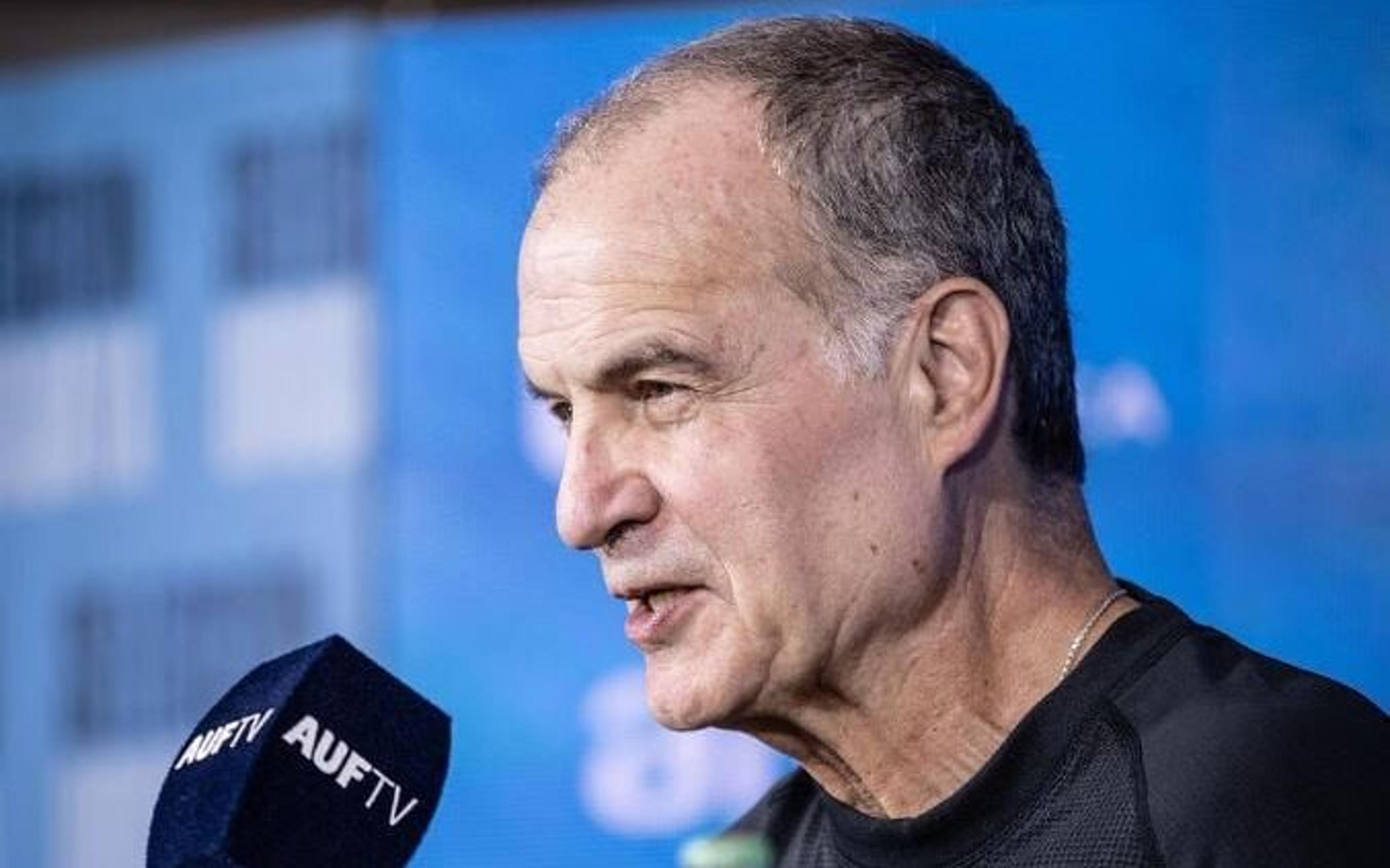 Marcelo Bielsa é apresentado como técnico do Uruguai; Suárez é assunto