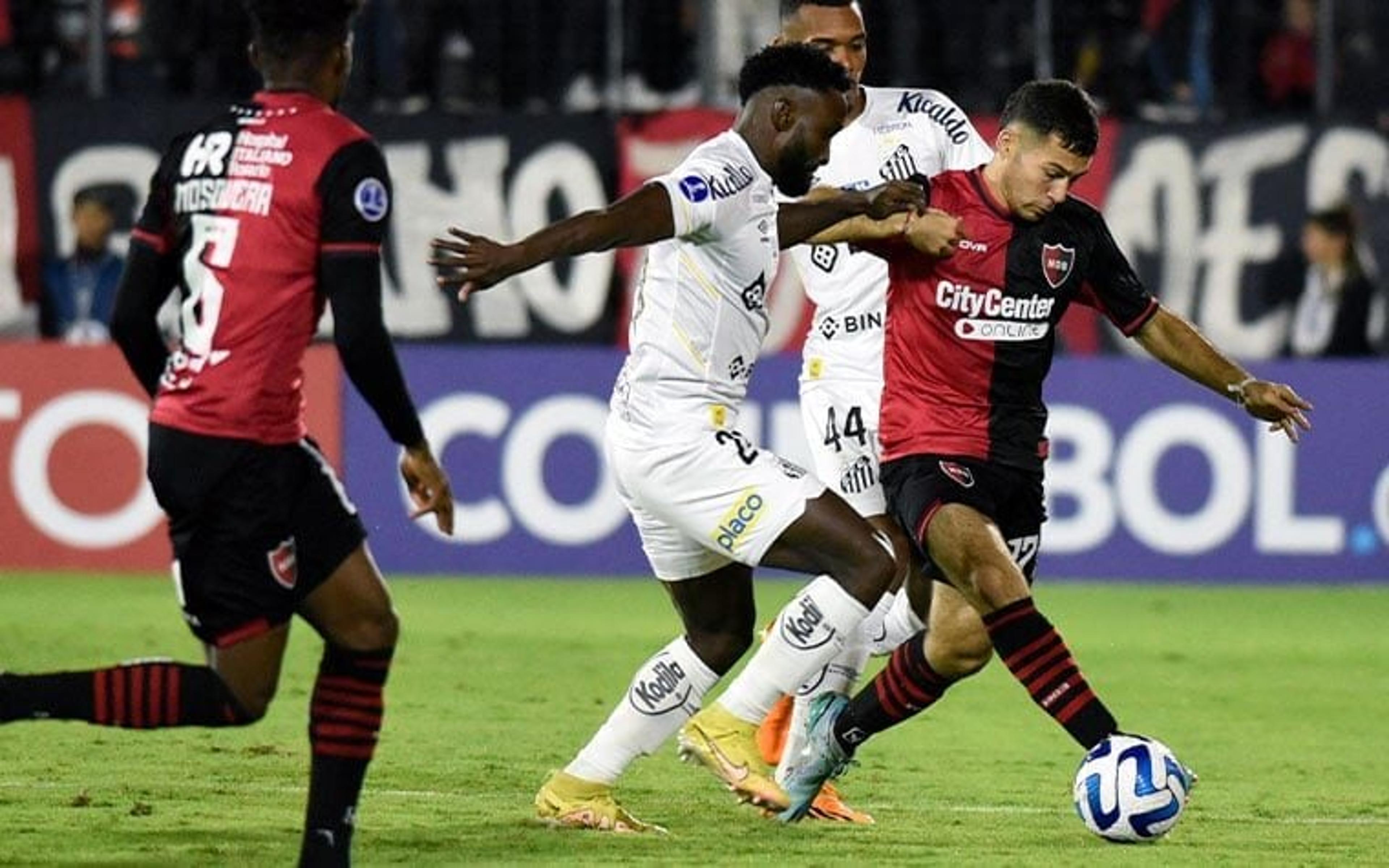 Santos desperdiça chances, cai no segundo tempo e perde para o Newell’s Old Boys pela Sul-Americana