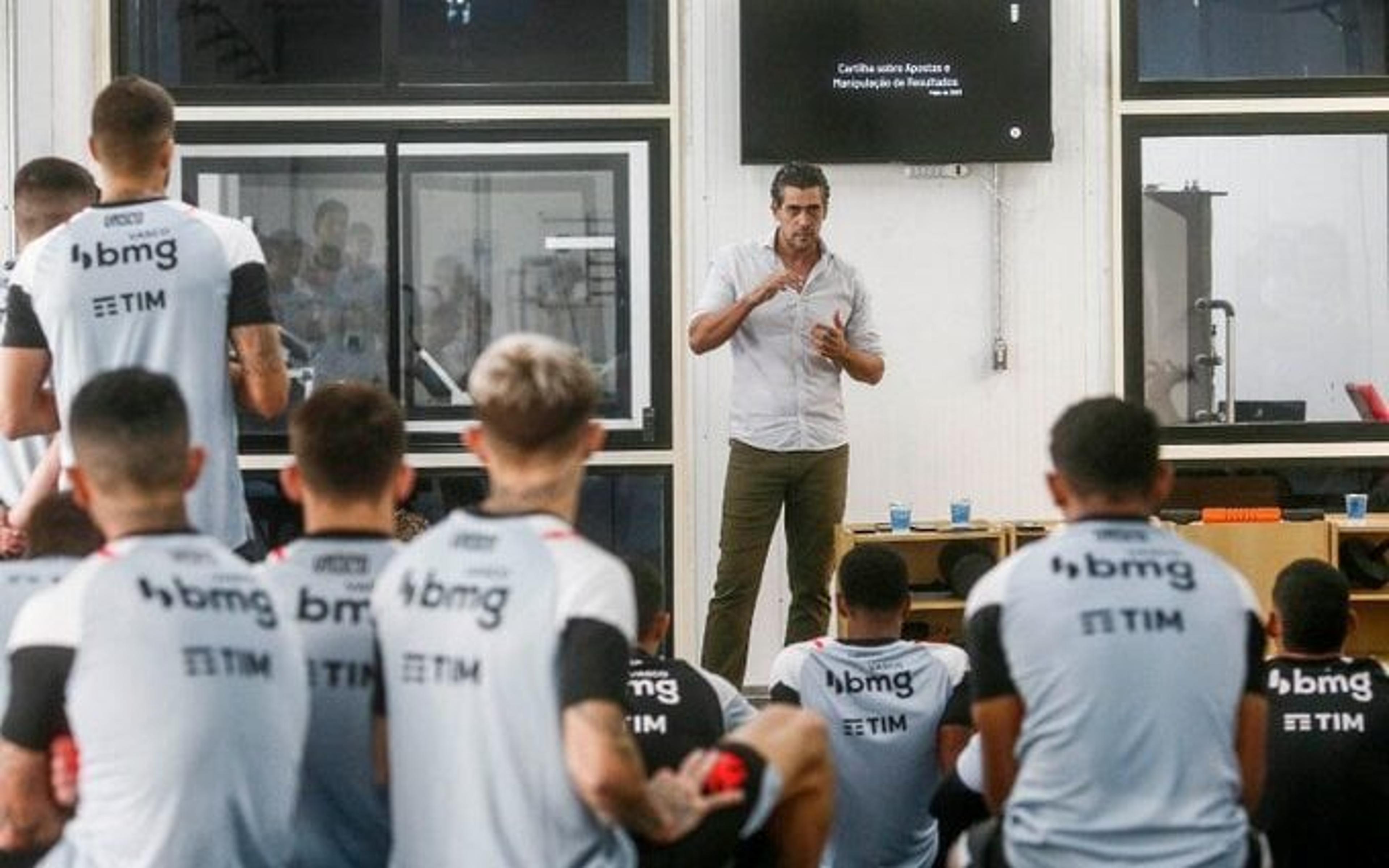 Vasco faz palestra para combater manipulação de apostas e distribui cartilha aos jogadores