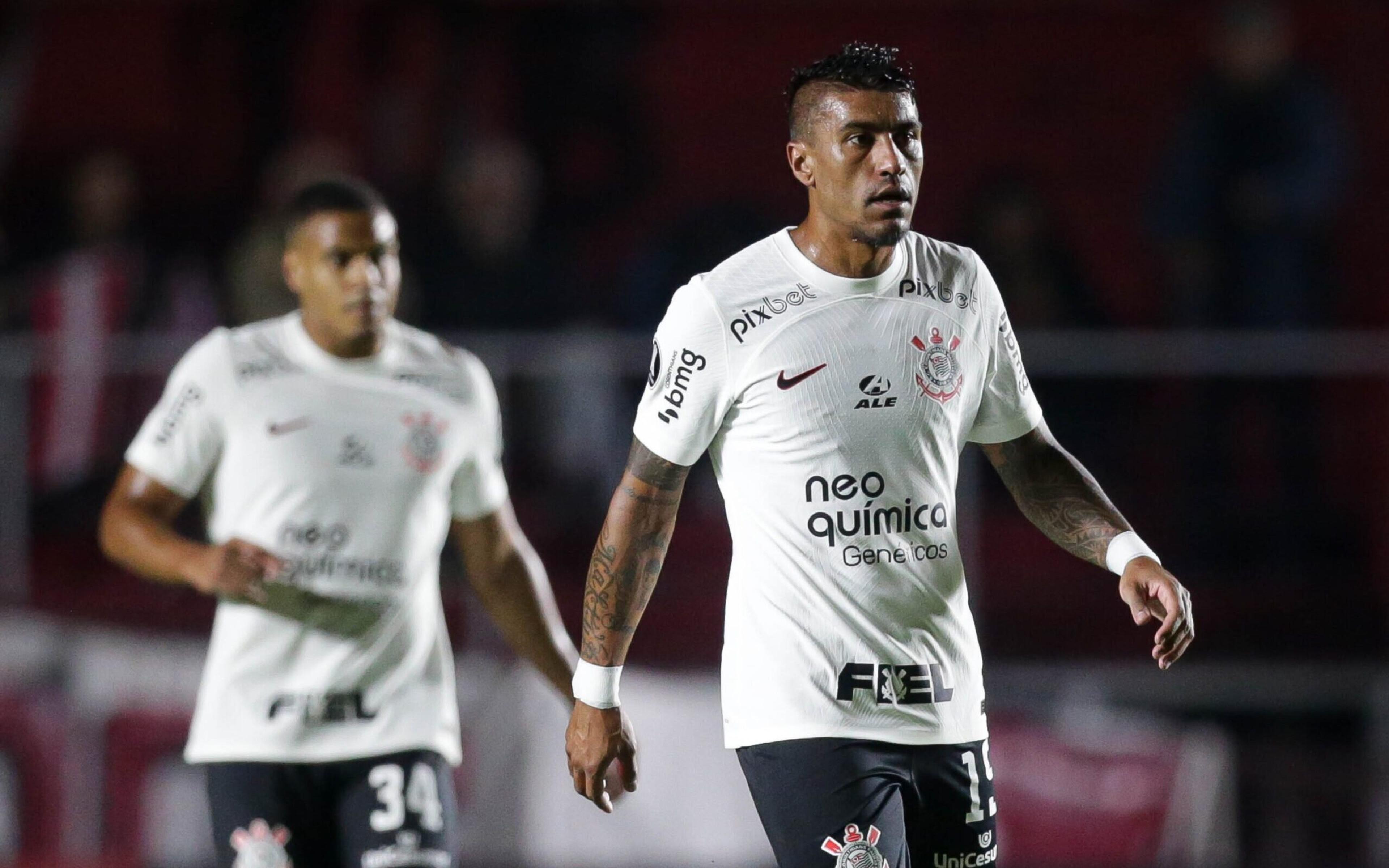 Paulinho sofre entorse no joelho esquerdo e será reavaliado no retorno do Corinthians ao Brasil