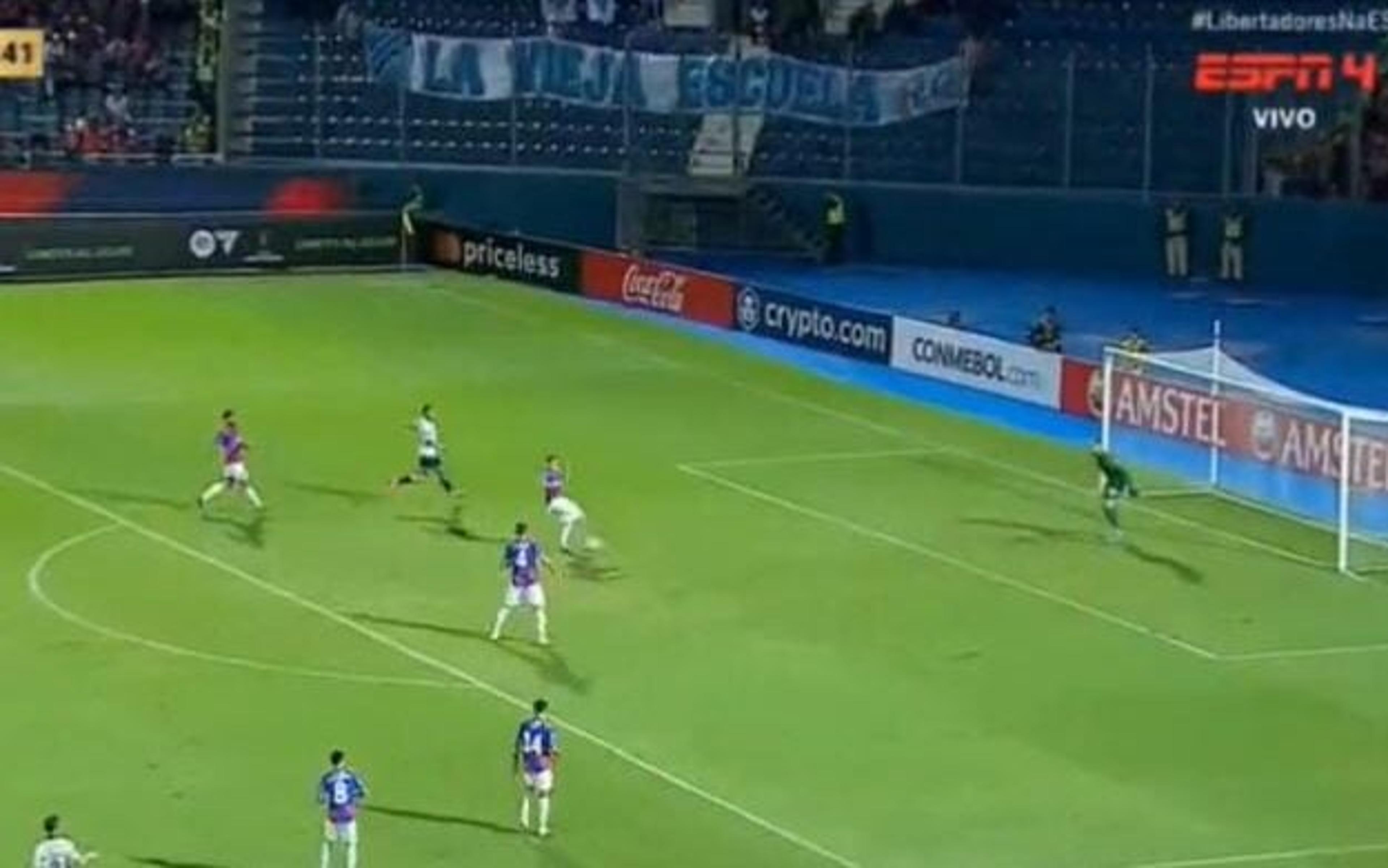 Ex-Flamengo, Piris da Motta faz gol contra bizarro na Libertadores; assista