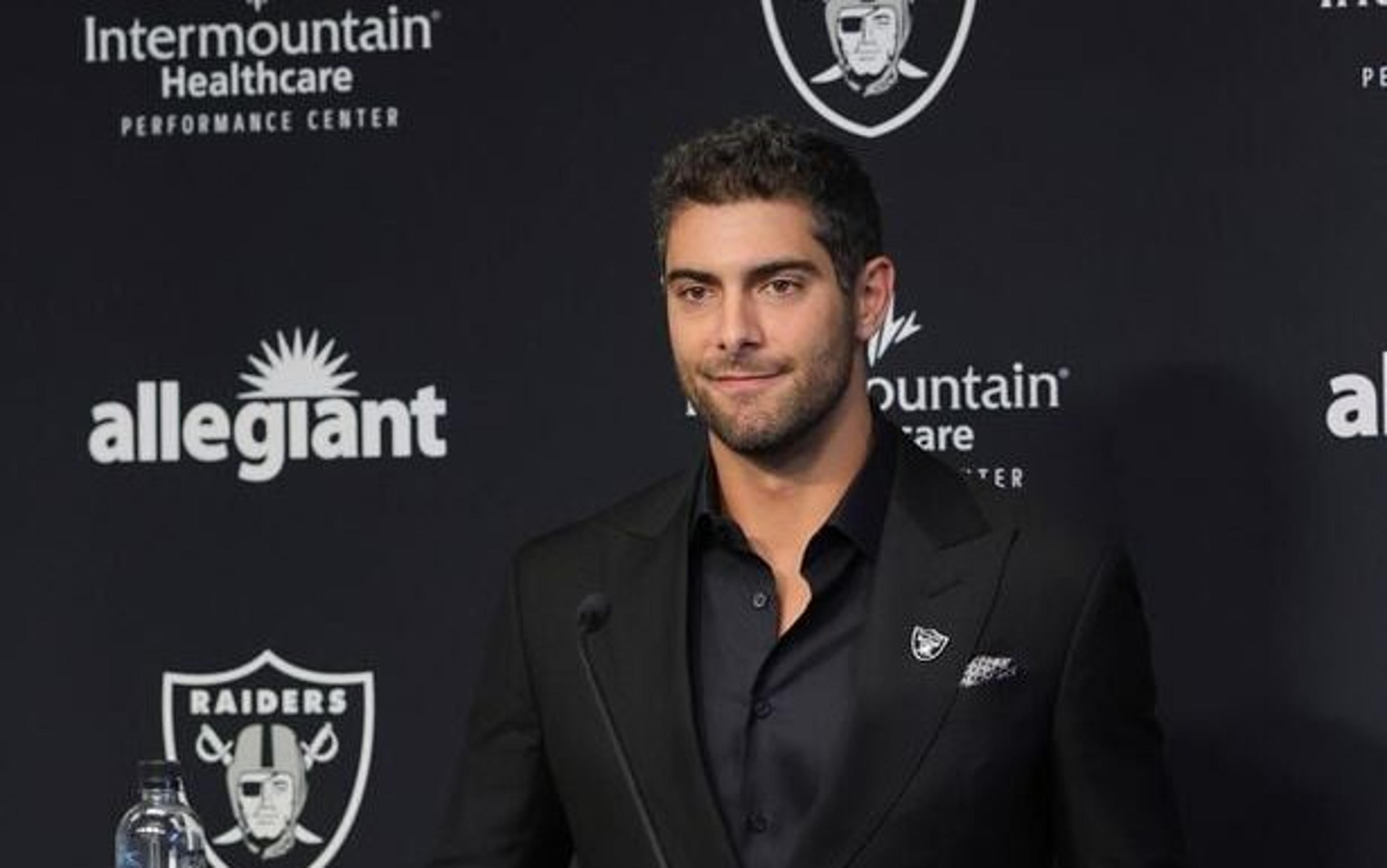 Las Vegas Raiders adicionou cláusula de rescisão no contrato de Jimmy Garoppolo por causa de lesão